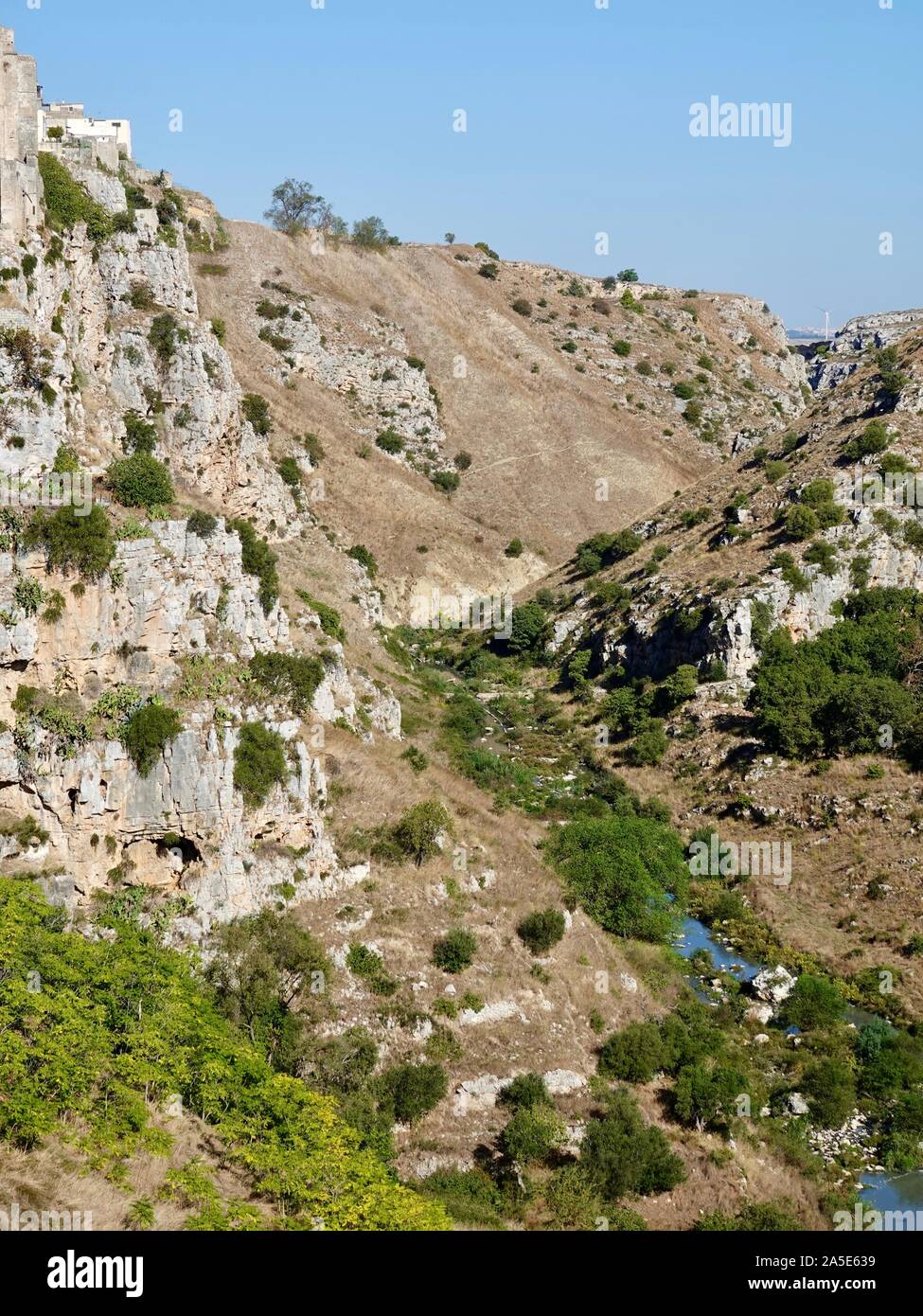 Blick nach unten in Richtung der Schlucht durch die Gravina di Matera Fluss geschnitzt, fließt östlich der Stadt Matera, Basilikata, Italien. Stockfoto