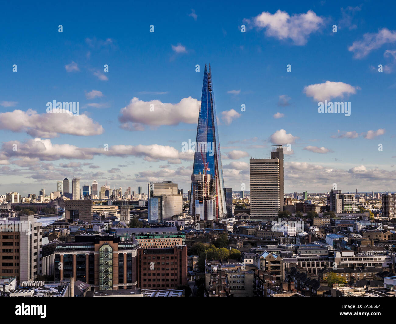 Der Shard, mit Canary Wharf in der Entfernung, London, UK. Stockfoto