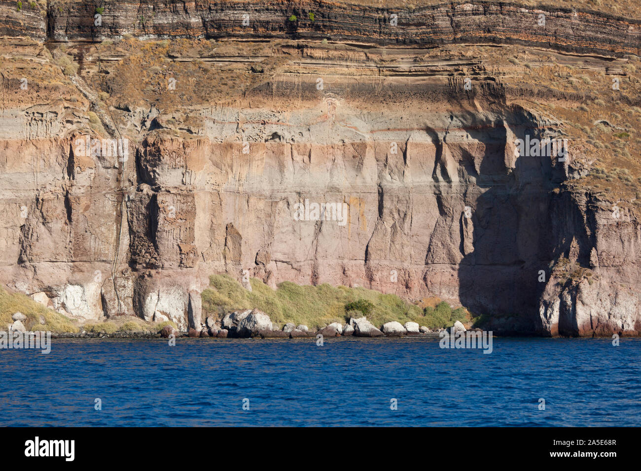 Detail der Klippen in Santorini, Griechenland. Stockfoto