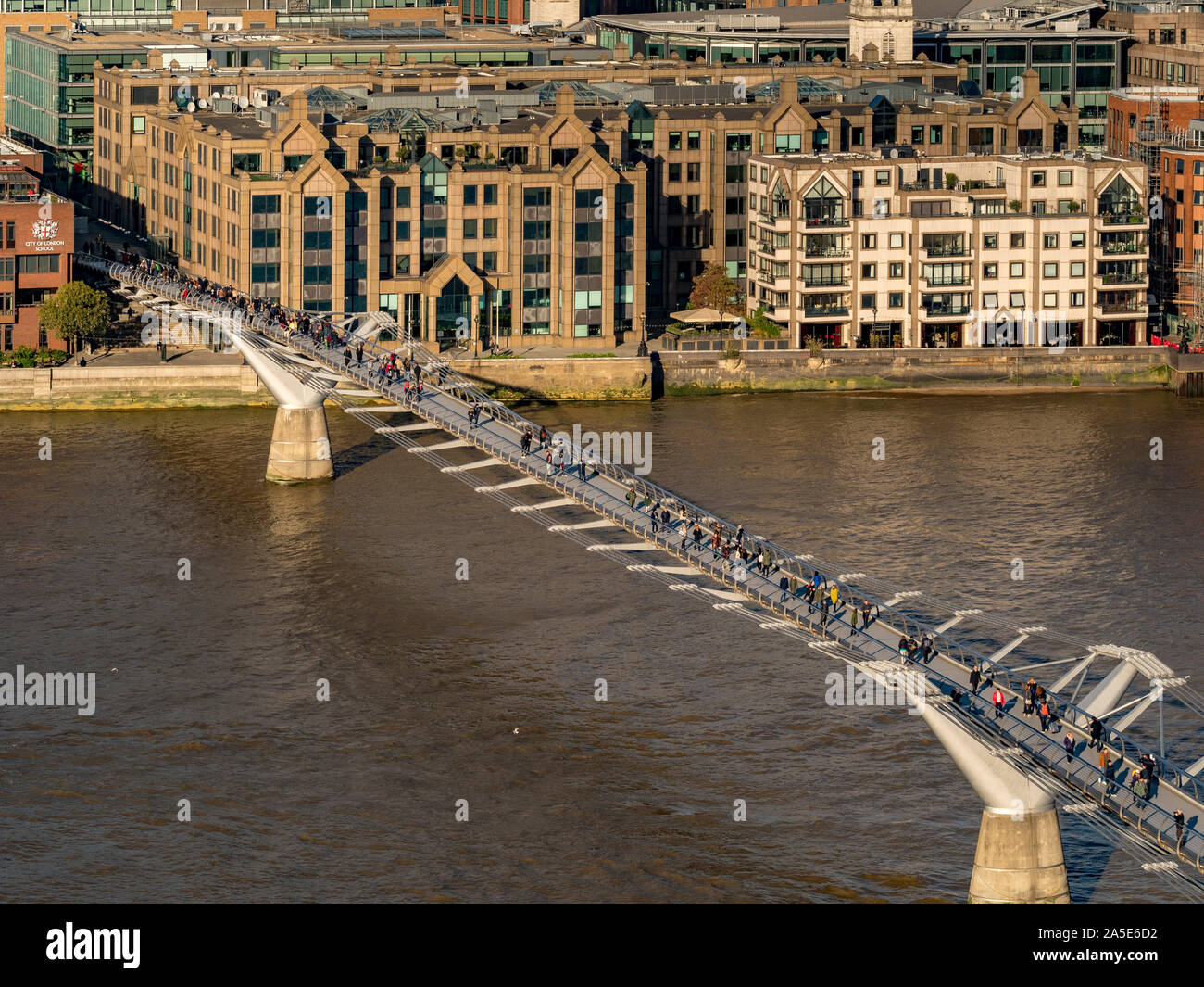 Luftaufnahme der Millennium Bridge über die Themse, London, UK. Stockfoto