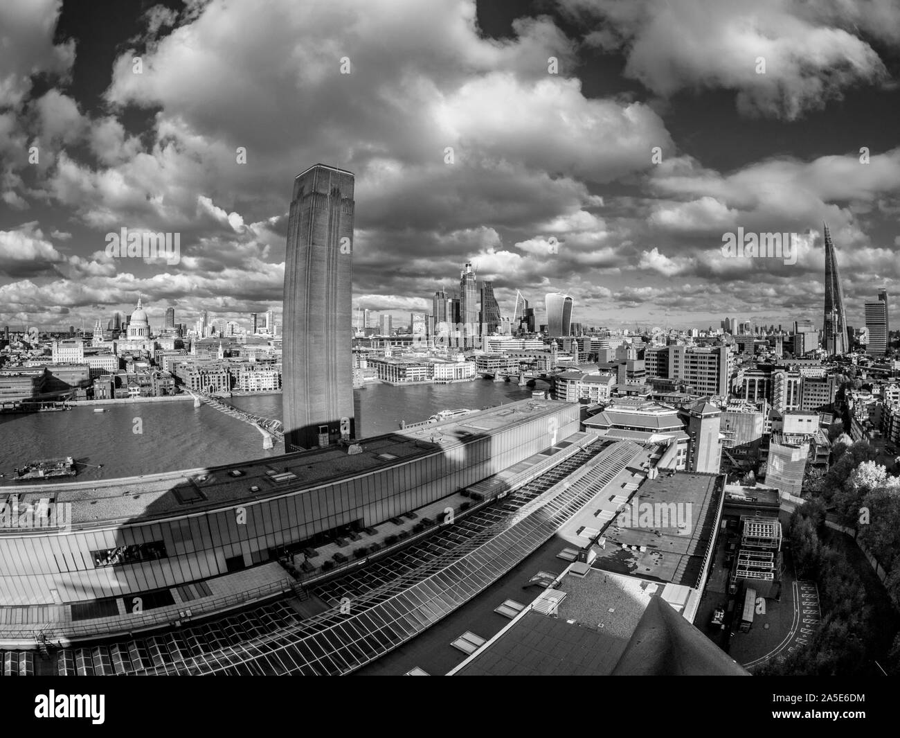 Skyline von London von der Tate Modern Blavatnic Gebäude mit St Pauls Cathedral, London Financial District, Canary Wharf und der Shard. Stockfoto