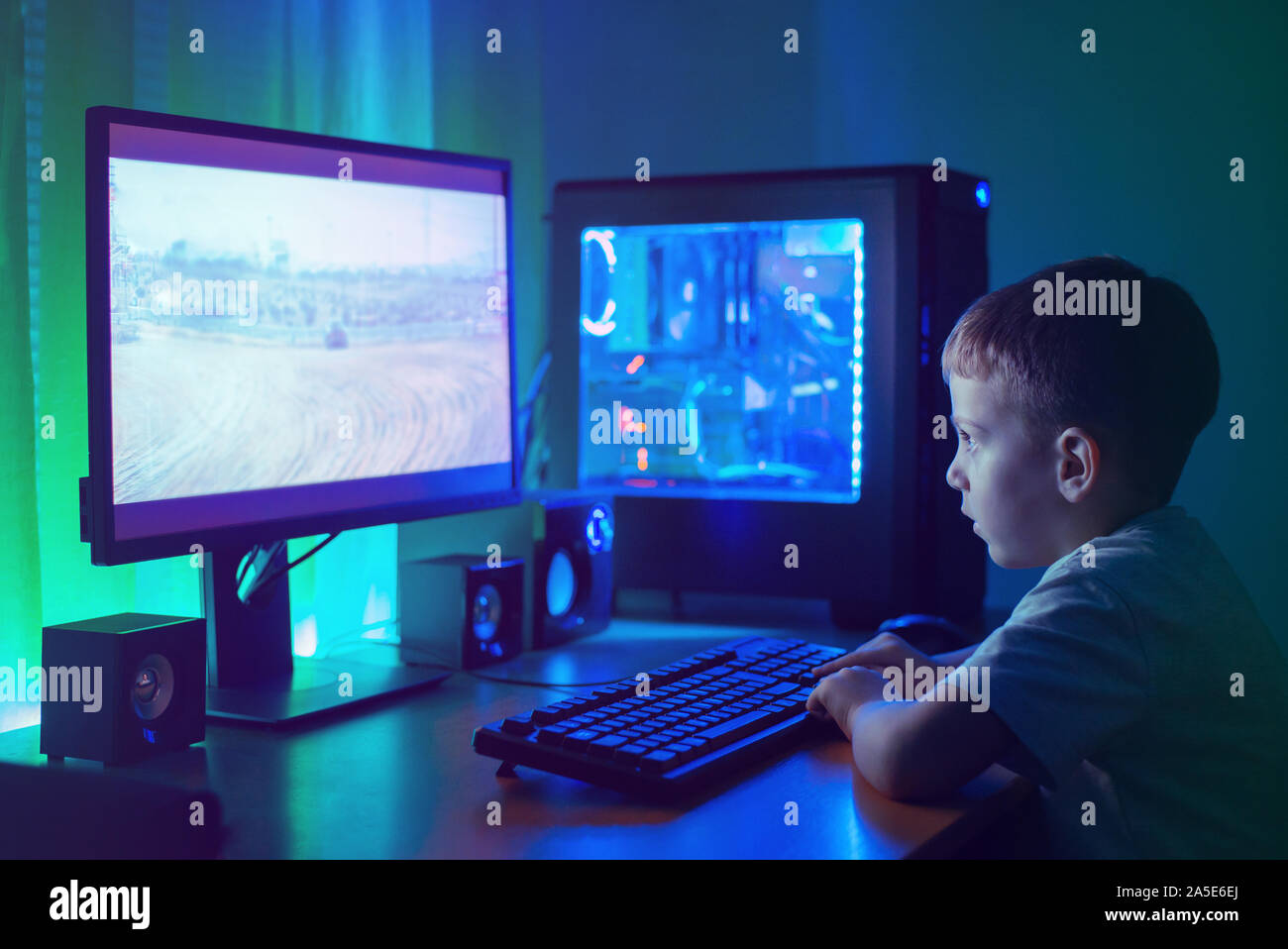Jungen spielen Spiel auf Gaming-PC online. Stockfoto