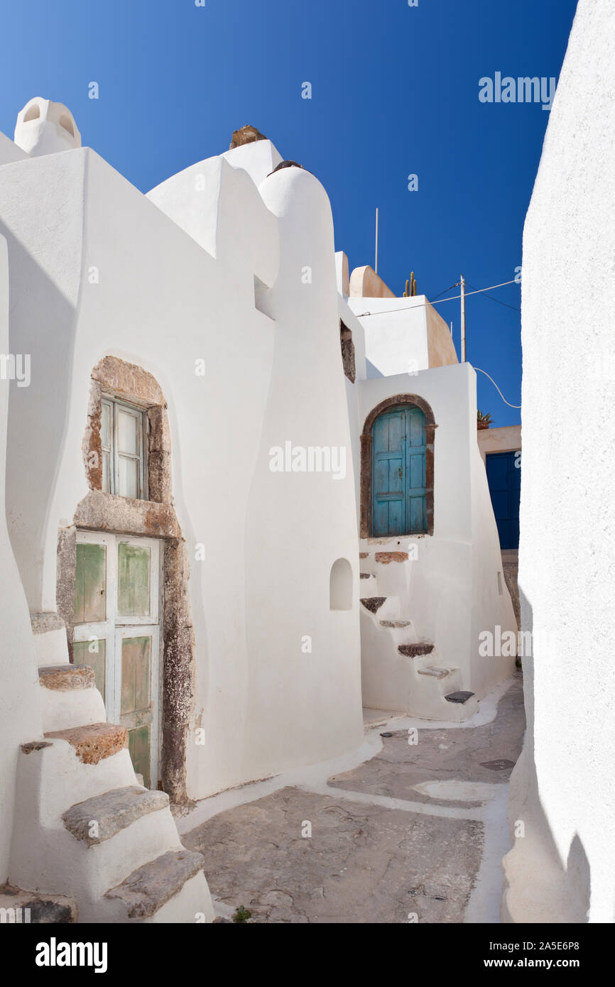 Das Dorf Emborio auf Santorini verfügt über mehrere Straßen nur zu Fuß und Wohnungen zugänglich erreichbar über schmale Treppen in jeder Ecke. Stockfoto