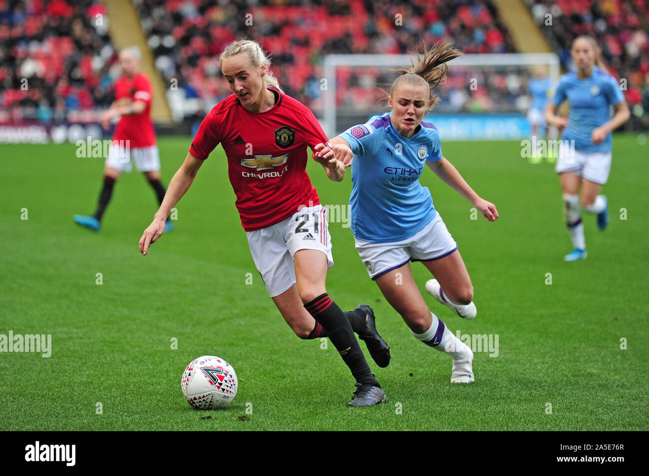 Millie Turner von Manchester United (links) und Georgia Stanway von Manchester United kämpfen im Continental League Cup Group C-Spiel der Damen im Leigh Sports Village um den Ball. Stockfoto