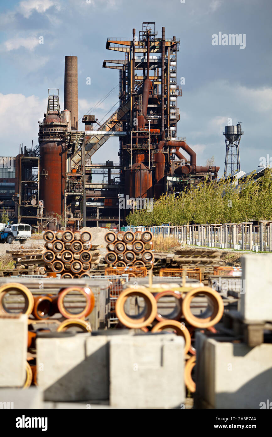 Eine alte Hochofen eines Stahlwerks hinter einer Baustelle. Stockfoto