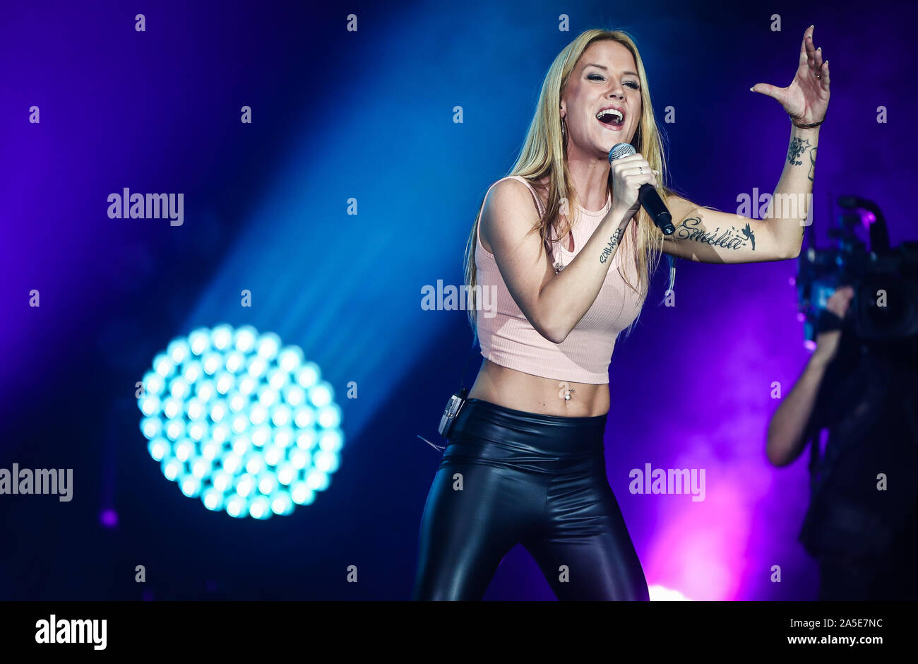 19. Oktober 2019, Baden-Wuerttemberg, Stuttgart: Sängerin Sonia Liebing führt an der "chlagernacht des Jahres' in der Hanns-Martin-Schleyer-Halle. Foto: Christoph Schmidt/dpa Stockfoto