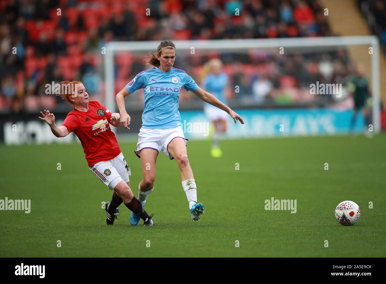 Martha Harris von Manchester United und Jill Scott von Manchester City kämpfen beim Women's Continental League Cup Group C-Spiel im Leigh Sports Village um den Ball. Stockfoto