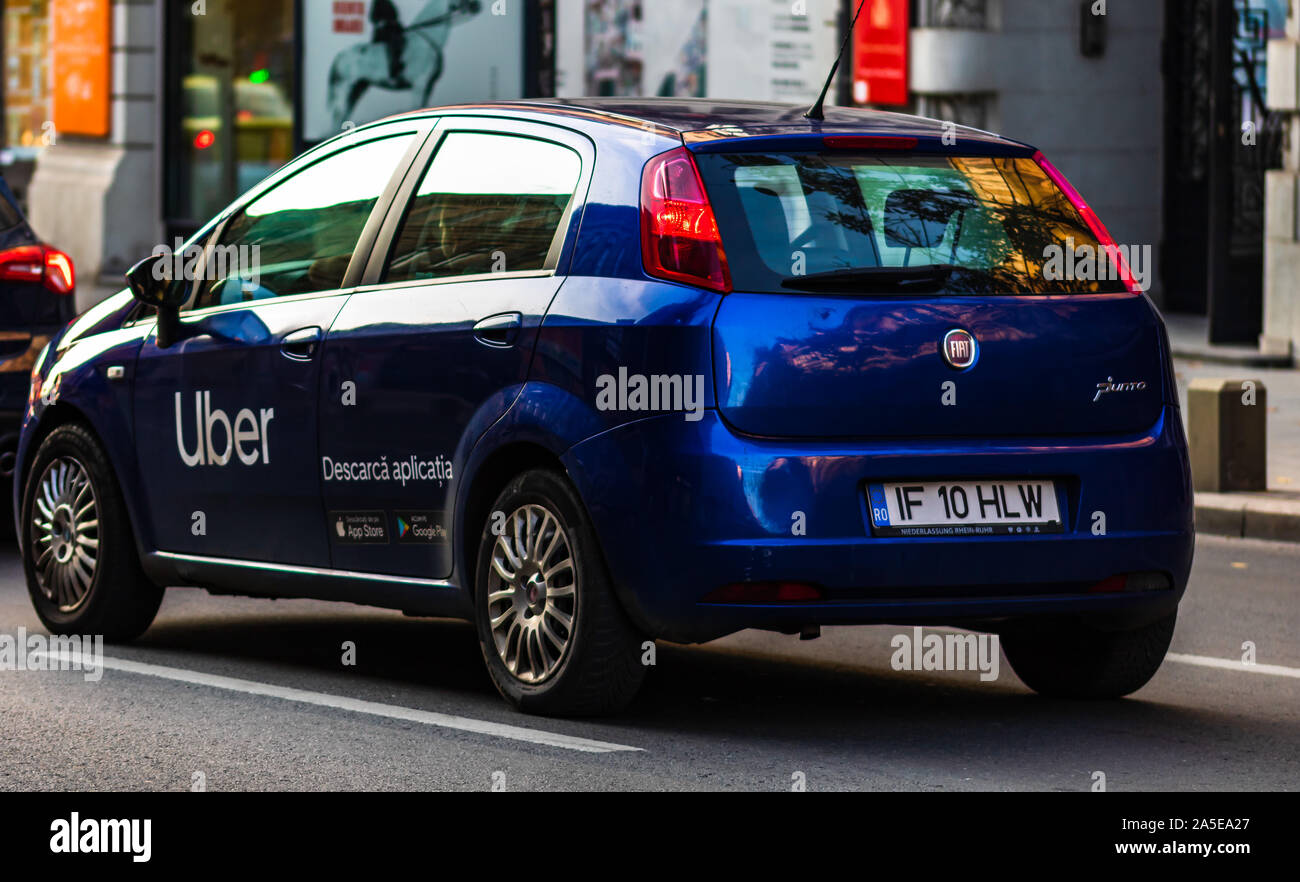 Uber auto im verkehr, moderne Stadt taxi service in Bukarest, Rumänien, 2019 Stockfoto