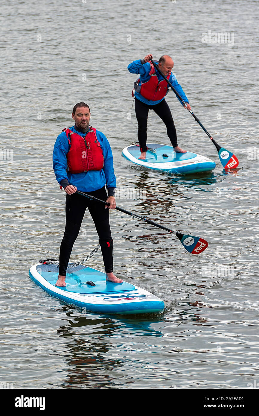 UK, Bristol, April 2019 - Paddel Boarder auf dem Fluss Avon Stockfoto