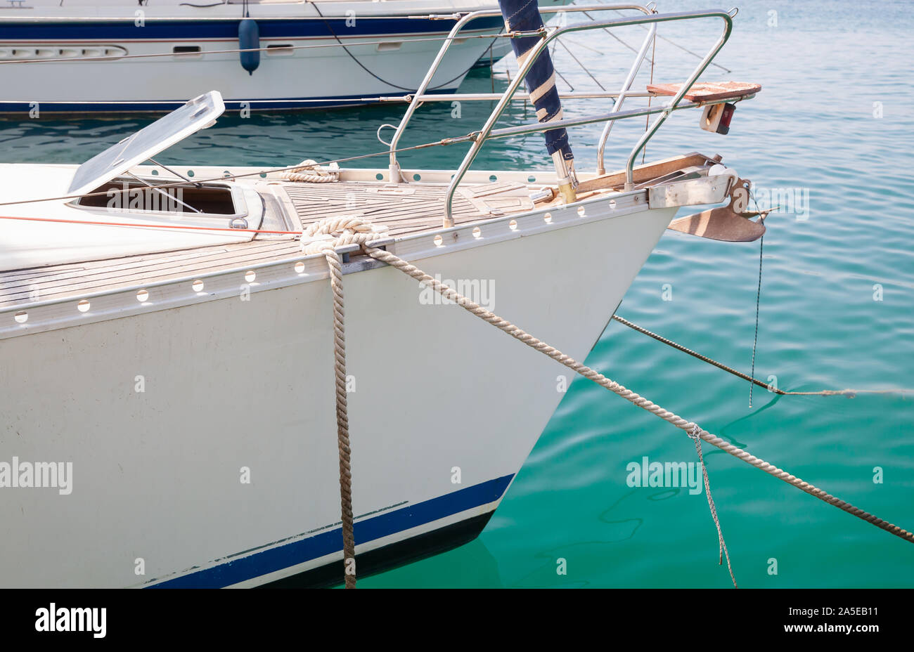 Weiße yacht Bug mit Liegeplatz Seile und Anker Stockfoto