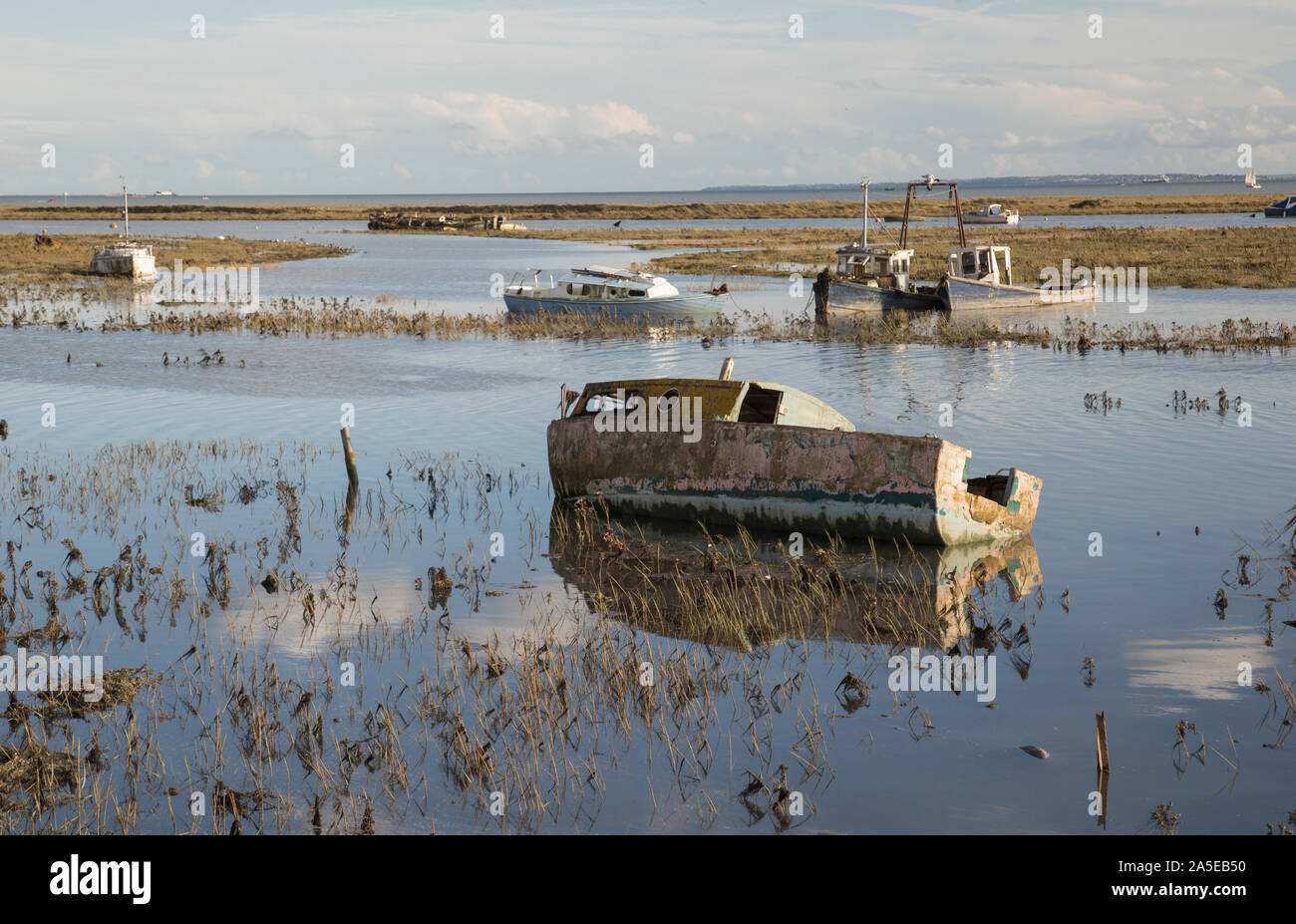 Leigh-on-Sea, Essex, England, Oktober 2019, die Wracks der alten Boote bei Leigh Sümpfe verschlechtert. Stockfoto