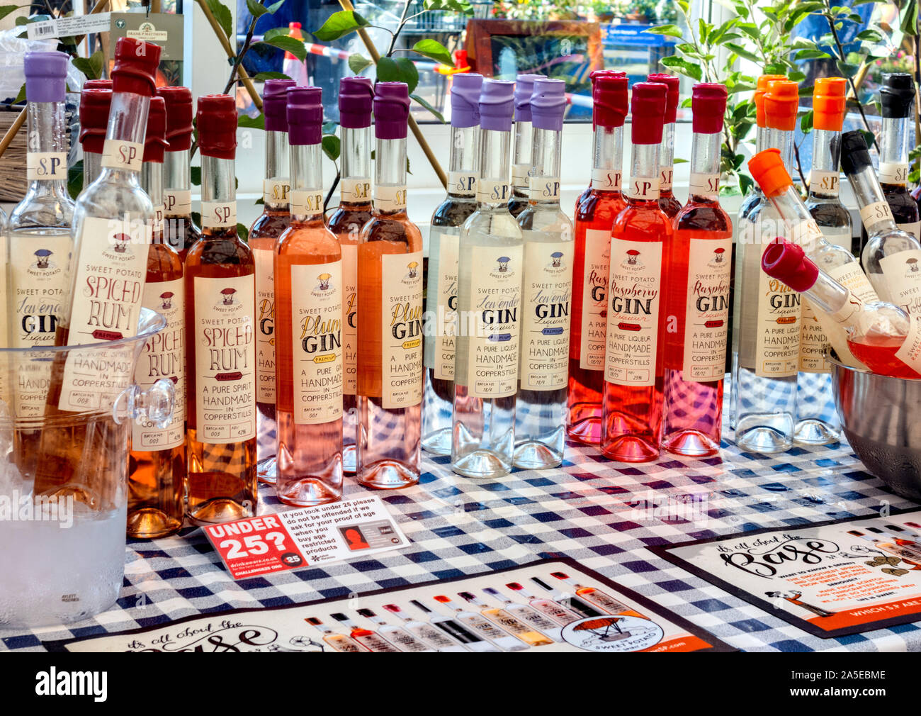 Anzeige von Flaschen mit handgefertigten Gin Liköre Stockfoto