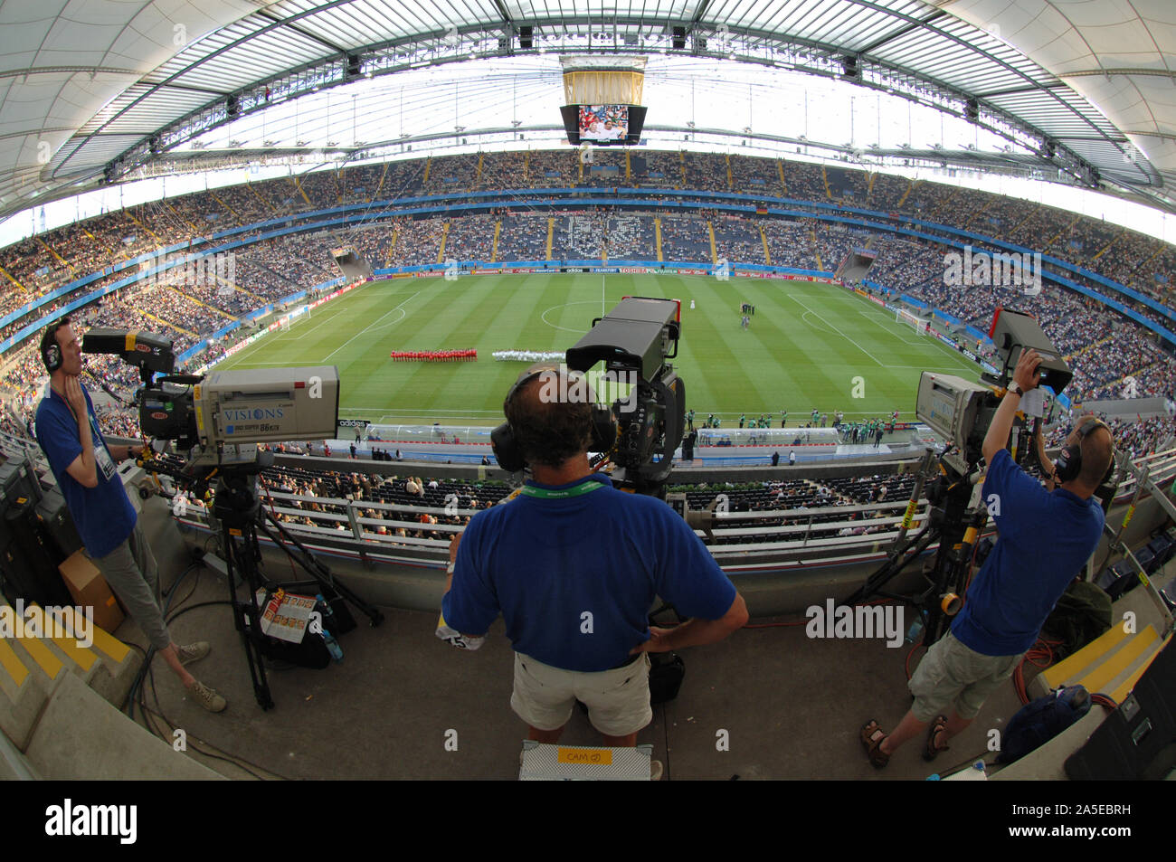 FIFA Stadion Frankfurt Deutschland, 15.06.2005, Fußball: Eröffnungsspiel des FIFA Confederations Cup, Deutschland (GER, weiß) gegen Australien (AUS, gelb) 4:3; Übersicht Arena, Fernsehkameras Stockfoto