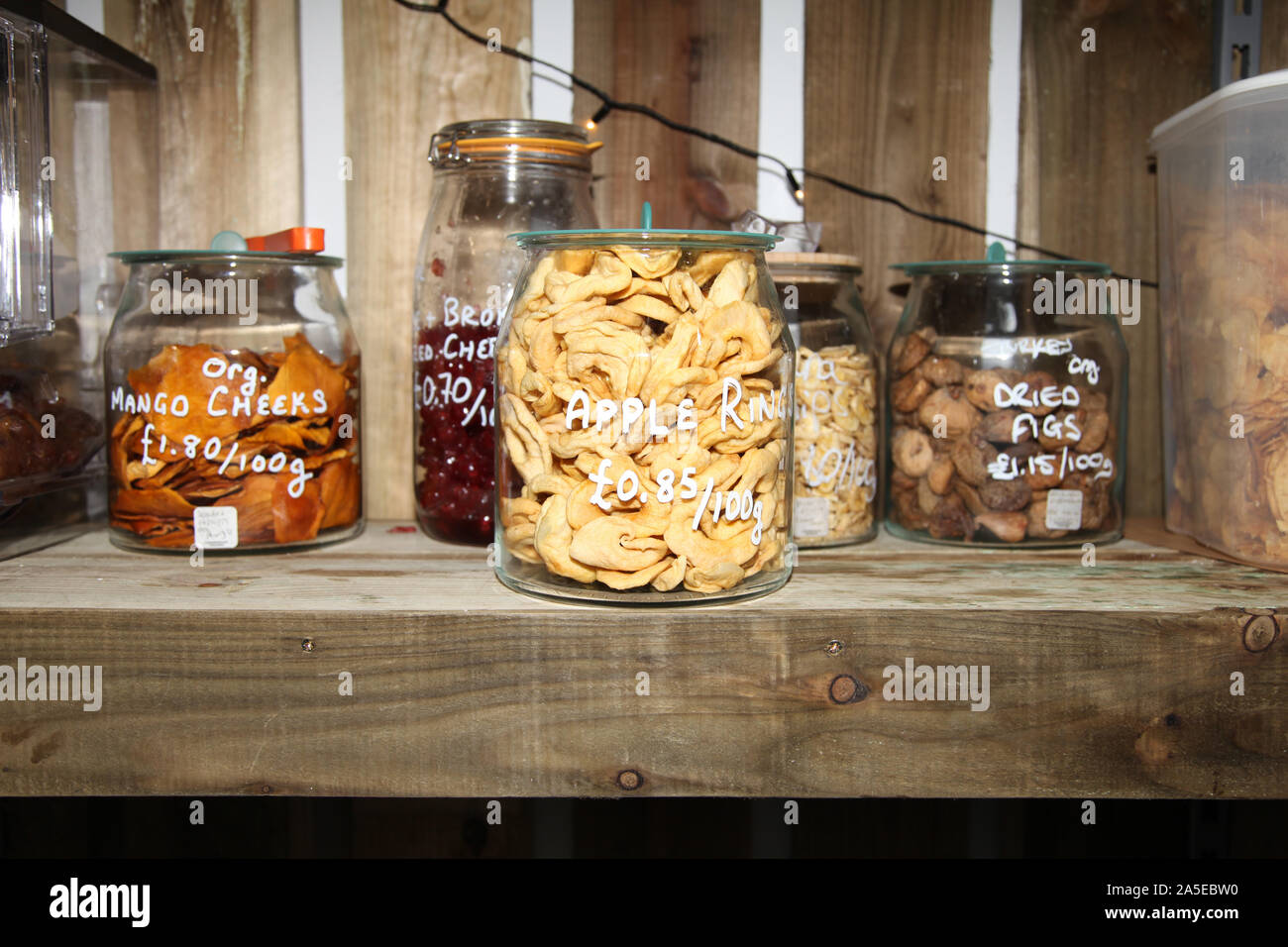 Getrocknete Mango, Apfel und Kirschen auf Verkauf im Shop ohne Verpackung, null Kunststoff Händler, Kunststoff free shopping, 2019 Stockfoto