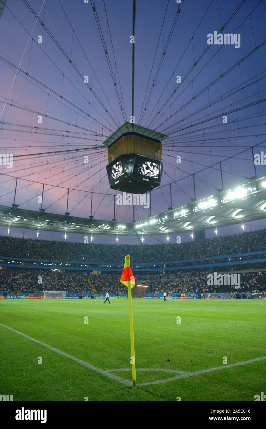 FIFA Stadion Frankfurt Deutschland, 15.06.2005, Fussball: FIFA Confederations Cup Eröffnungsspiel, Deutschland (GER, Weiß) vs Australien (AUS, Gelb) 4:3; Übersicht Commerzbank Arena Stockfoto