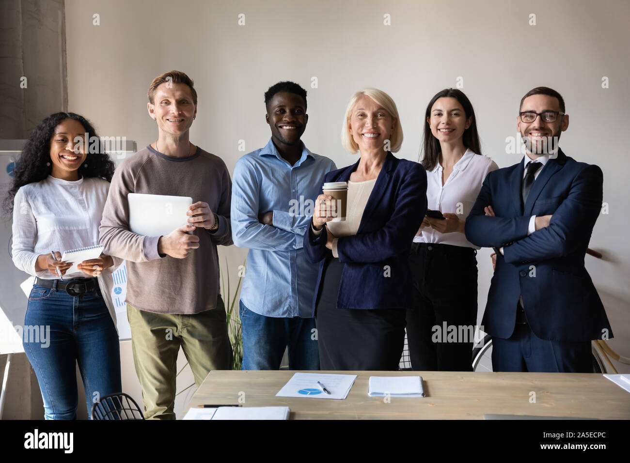 Gerne zuversichtlich diverse Geschäftsleute stehen zusammen im Büro, Team portrait Stockfoto