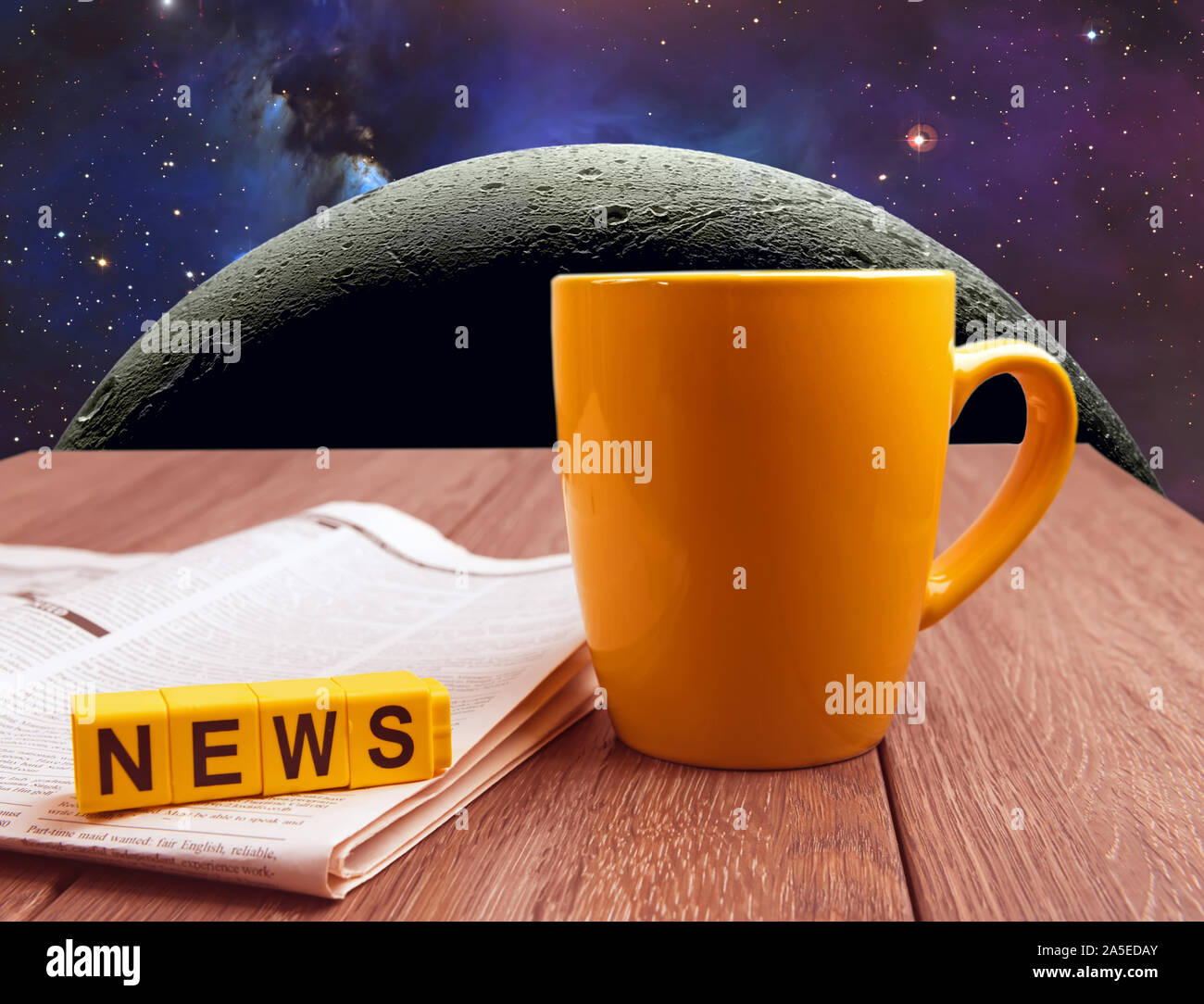 Platz mond Reise News collage Bild. Becher Kaffee und Zeitung auf hölzernen Tisch im Raum Hintergrund Stockfoto