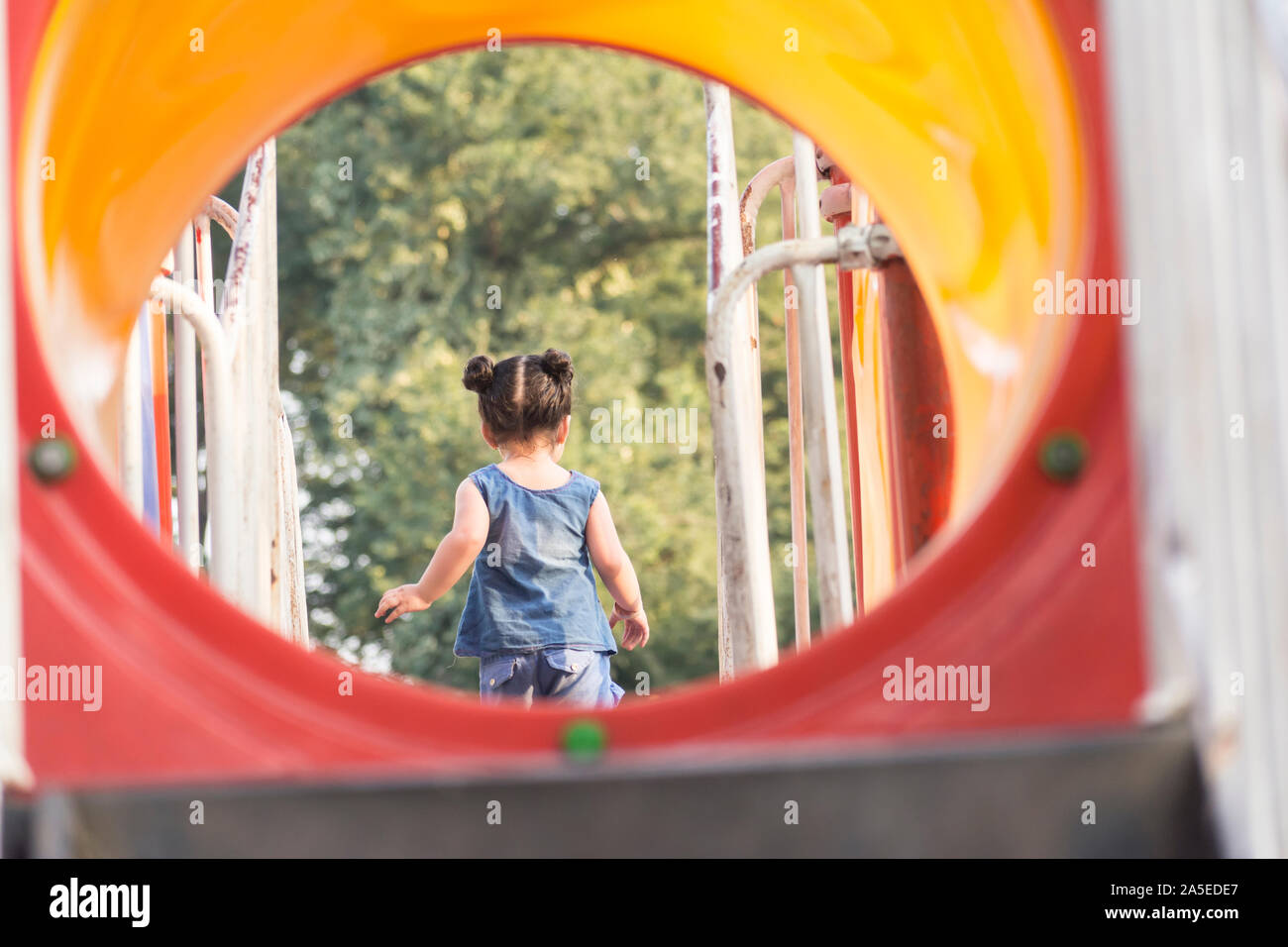 Rückseite einer kleinen Mädchen Spaß, Spielplatz, Kinder Freizeitaktivität Ausstattung Stockfoto