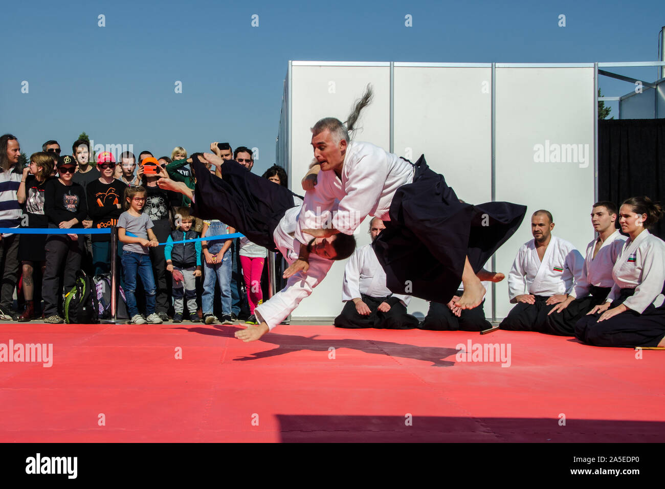 Japanische Kampfkunst und Traditionen. 19 Oktober, 2019, Sofia, Bulgarien, National Palace of Culture Park. Stockfoto