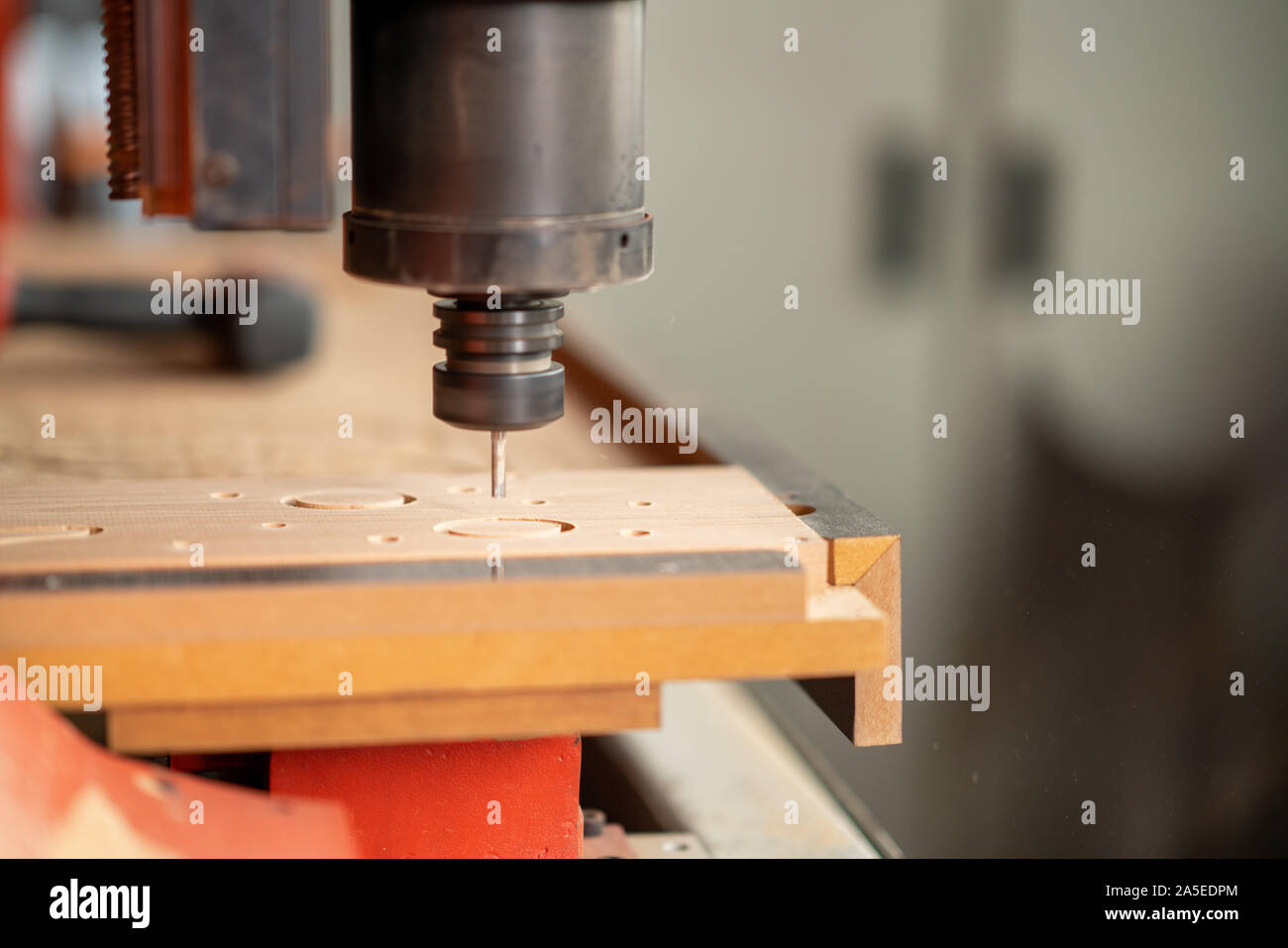 CNC-Drehmaschine Maschine arbeiten auf Holz Drehbank und Gestaltung. Stockfoto