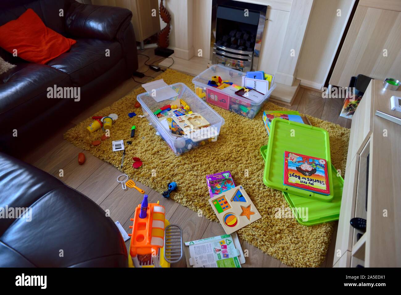 Wohnzimmer, unordentlich mit weggeworfene Spielzeug Stockfoto