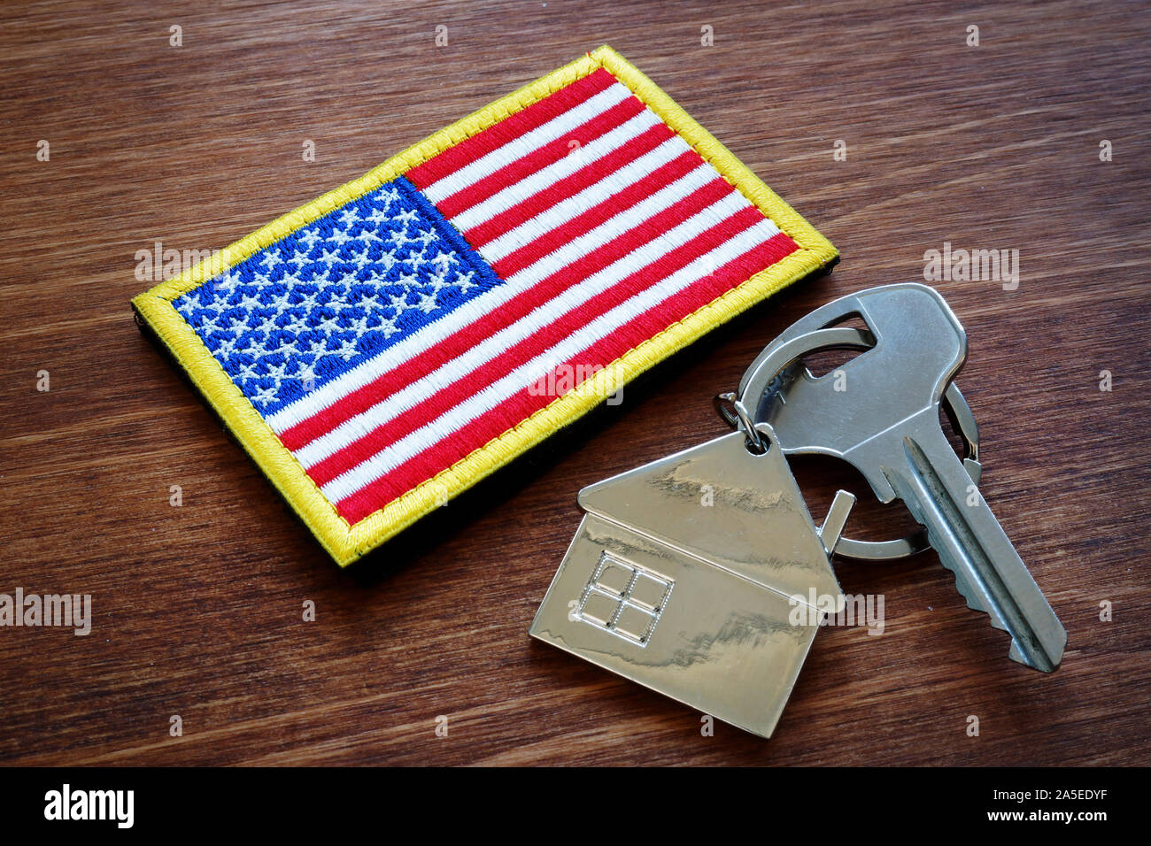 Schlüssel aus Eigentum und USA-Flagge. VA Loan Mortgage Konzept. Stockfoto