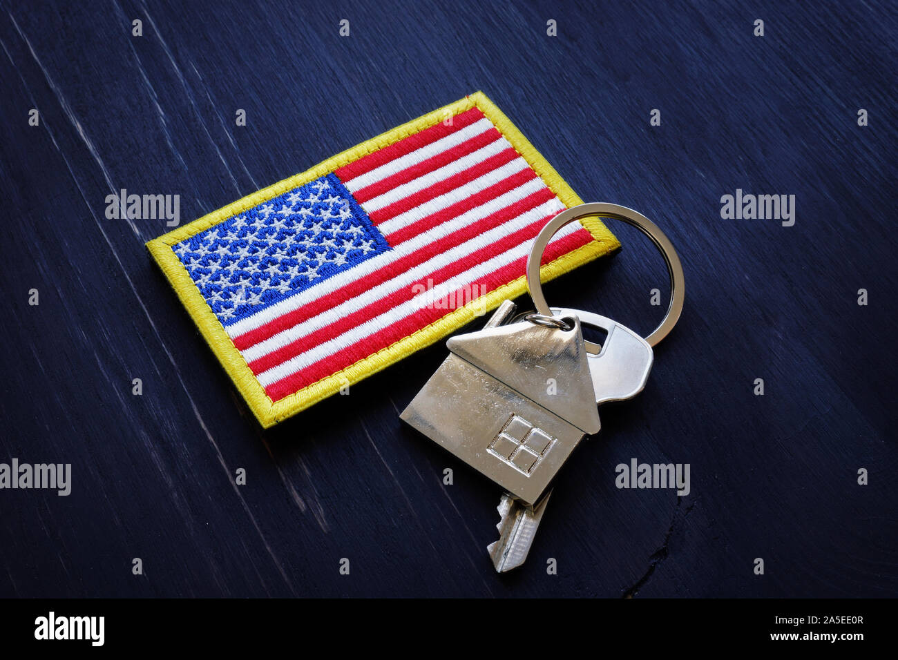 Amerikanische Flagge und den Schlüssel von zu Hause aus. VA Darlehen refinanzieren Konzept zu optimieren. Stockfoto