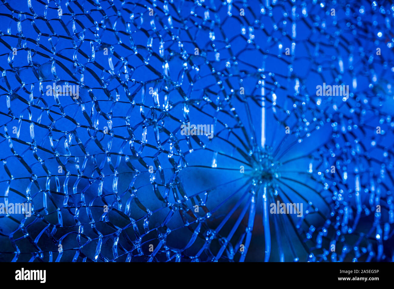 Blau gesprungenen Glasscheibe cloes-up interessante Zelle - wie abstrakte Muster. Konzeptionelle Bild Stockfoto