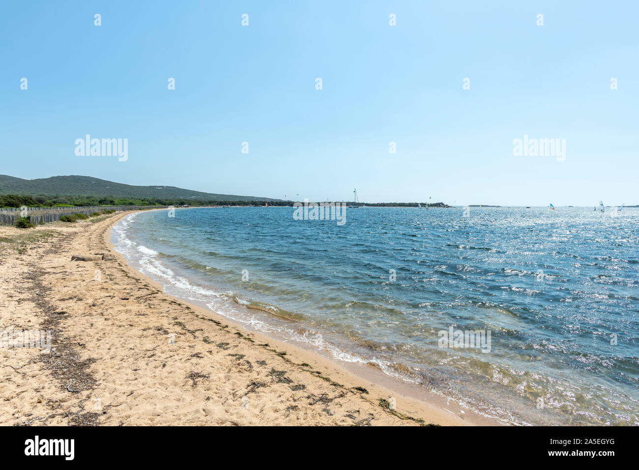 Wilden Sandstrand im Sommer mit Wassersportaktivitäten, Bonifacio, Korsika, Frankreich (mit großen Kopie Platz im Himmel) Stockfoto