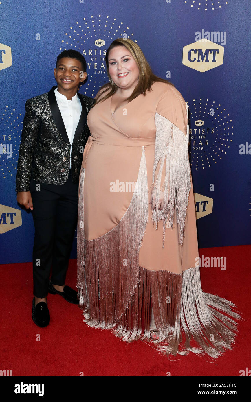 Lonnie Chavis (L) und Chrissy Metz an der CMT 2019 Künstler des Jahres bei Schermerhorn Symphony Center am 16. Oktober 2019 in Nashville, Tennessee. Stockfoto