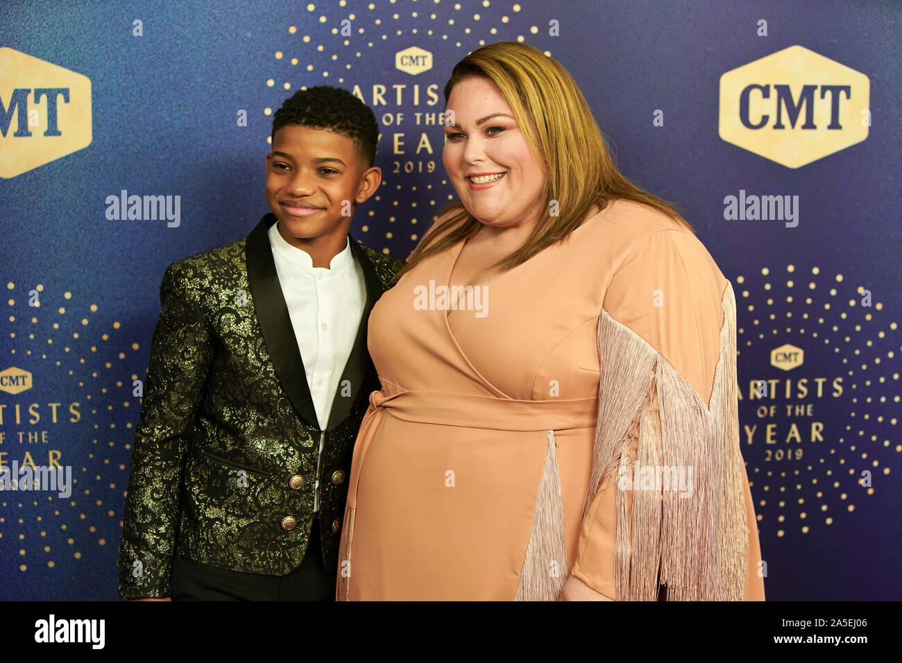 Lonnie Chavis (L) und Chrissy Metz an der CMT 2019 Künstler des Jahres bei Schermerhorn Symphony Center am 16. Oktober 2019 in Nashville, Tennessee. Stockfoto