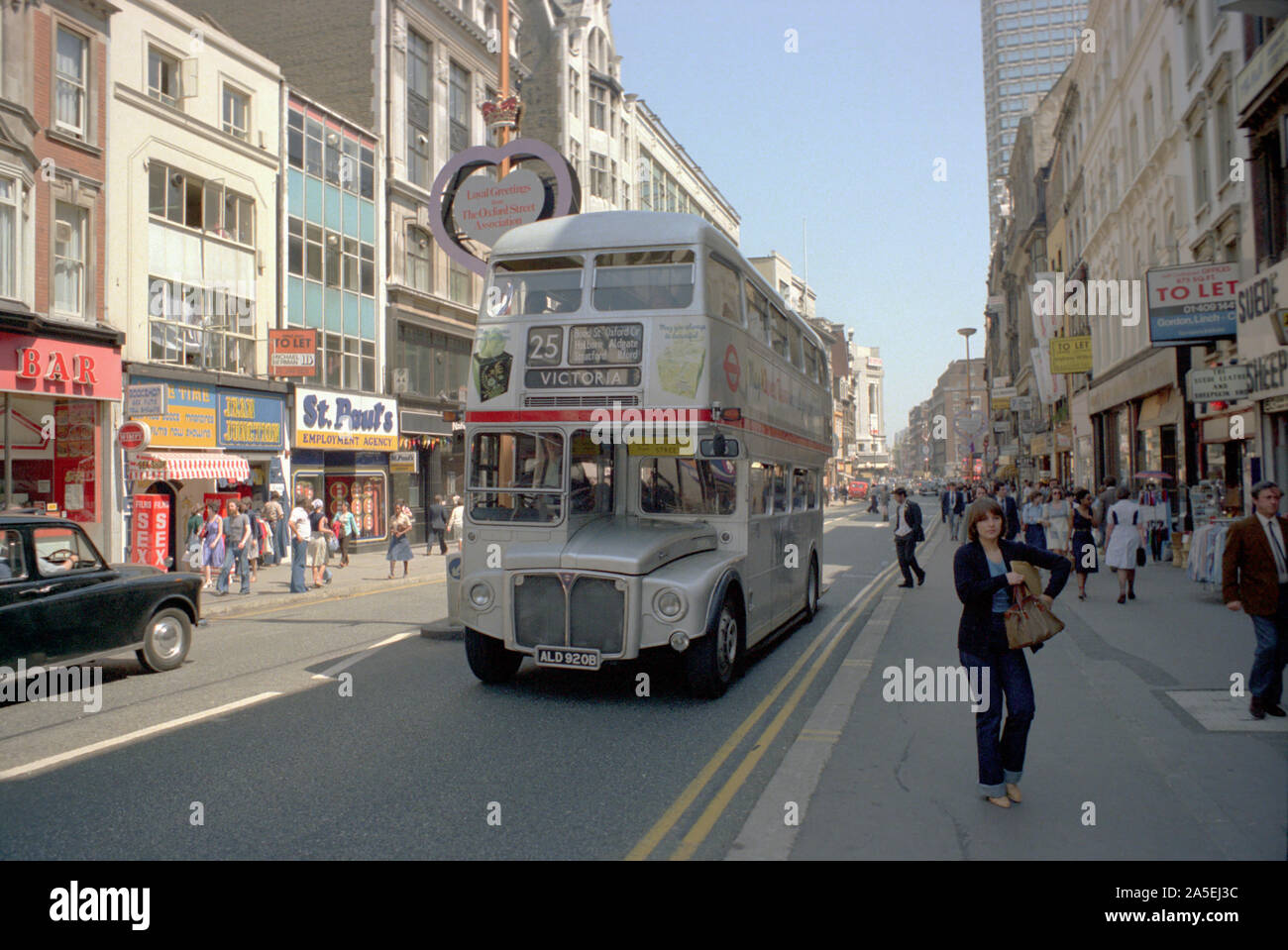 Queens Silver Jubilee London Bus in der Oxford Street-1 Stockfoto
