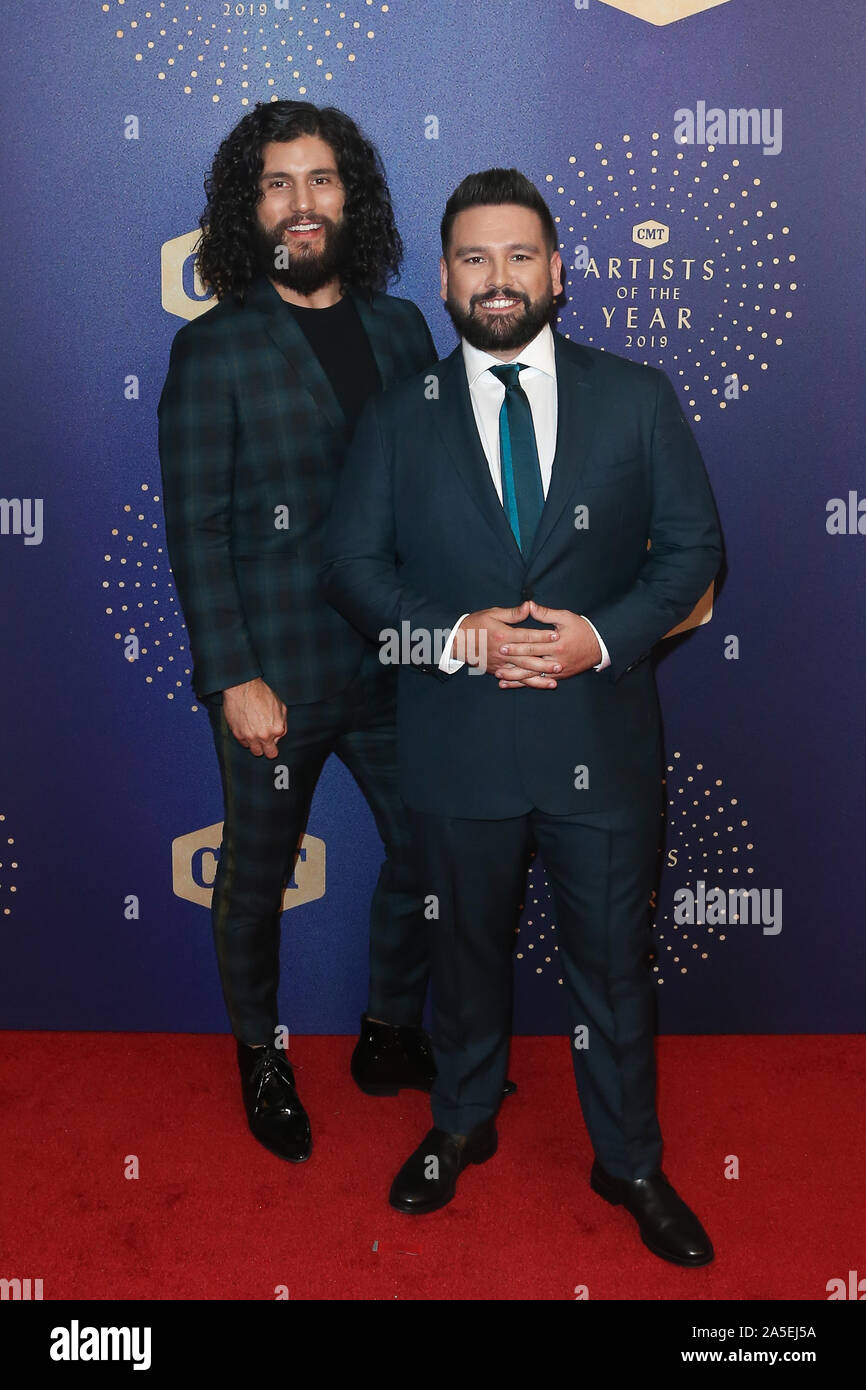 Dan Smyers (L) und Shay Mooney Dan + Shay Teilnahme an der CMT 2019 Künstler des Jahres bei Schermerhorn Symphony Center am 16. Oktober 2019 in Nashville. Stockfoto
