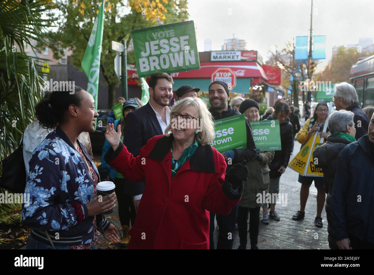 Vancouver, Kanada. Okt, 2019 20. Canadian Green Parteichef Elizabeth Mai (Mitte) verbindet Vancouver Center Kandidat Jesse Brown (L) spricht auf Bestandteile an der English Bay und auf der Denman Street im West End, Vancouver, British Columbia, 19. Oktober 2019 bei einem Tag der Bundestagswahl Wahlkampf in Vancouver. Wahltag ist 21. Oktober 2019. Foto von Heinz Ruckemann/UPI Quelle: UPI/Alamy leben Nachrichten Stockfoto