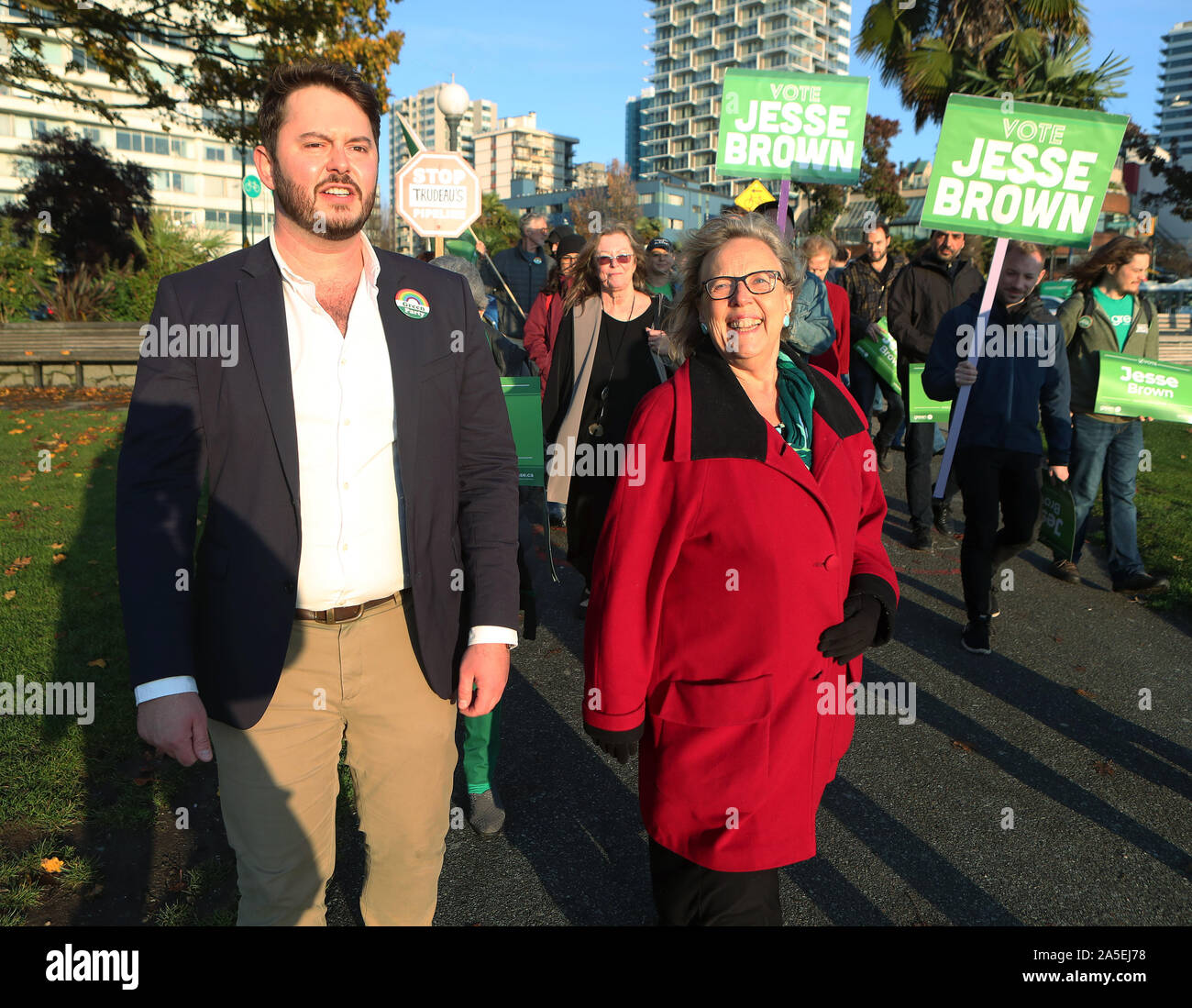Vancouver, Kanada. Okt, 2019 20. Canadian Green Parteichef Elizabeth Mai (R) verbindet Vancouver Center Kandidat Jesse Brown (L) im Gespräch mit Inhaltsstoffe, English Bay und auf der Denman Street im West End, Vancouver, British Columbia, 19. Oktober 2019 bei einem Tag der Bundestagswahl kämpfen in der Gegend um Vancouver. Wahltag ist 21. Oktober 2019. Foto von Heinz Ruckemann/UPI Quelle: UPI/Alamy leben Nachrichten Stockfoto