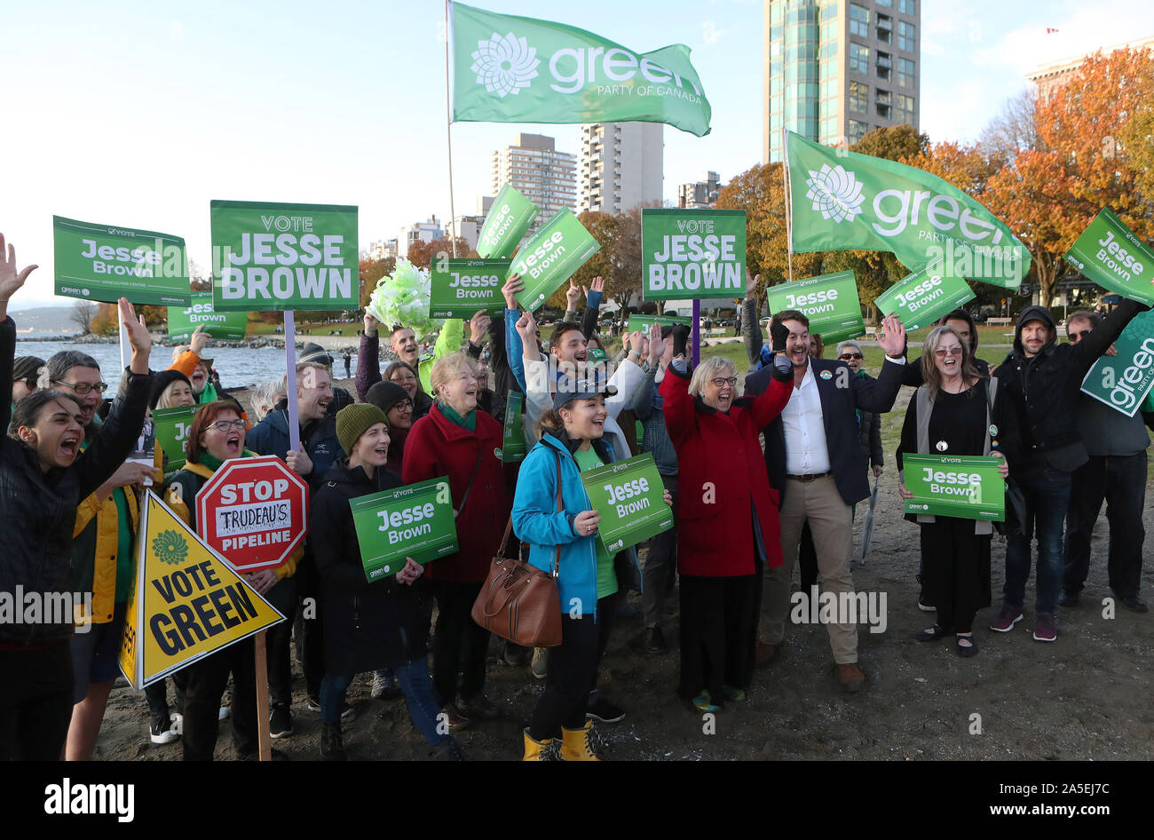 Vancouver, Kanada. Okt, 2019 20. Canadian Green Parteichef Elizabeth Mai (Mitte, L) verbindet Vancouver Center Kandidat Jesse Brown (Center, R) sprechen auf Bestandteile an der English Bay und auf der Denman Street im West End, Vancouver, British Columbia, 19. Oktober 2019 bei einem Tag der Bundestagswahl Wahlkampf in Vancouver. Wahltag ist 21. Oktober 2019. Foto von Heinz Ruckemann/UPI Quelle: UPI/Alamy leben Nachrichten Stockfoto