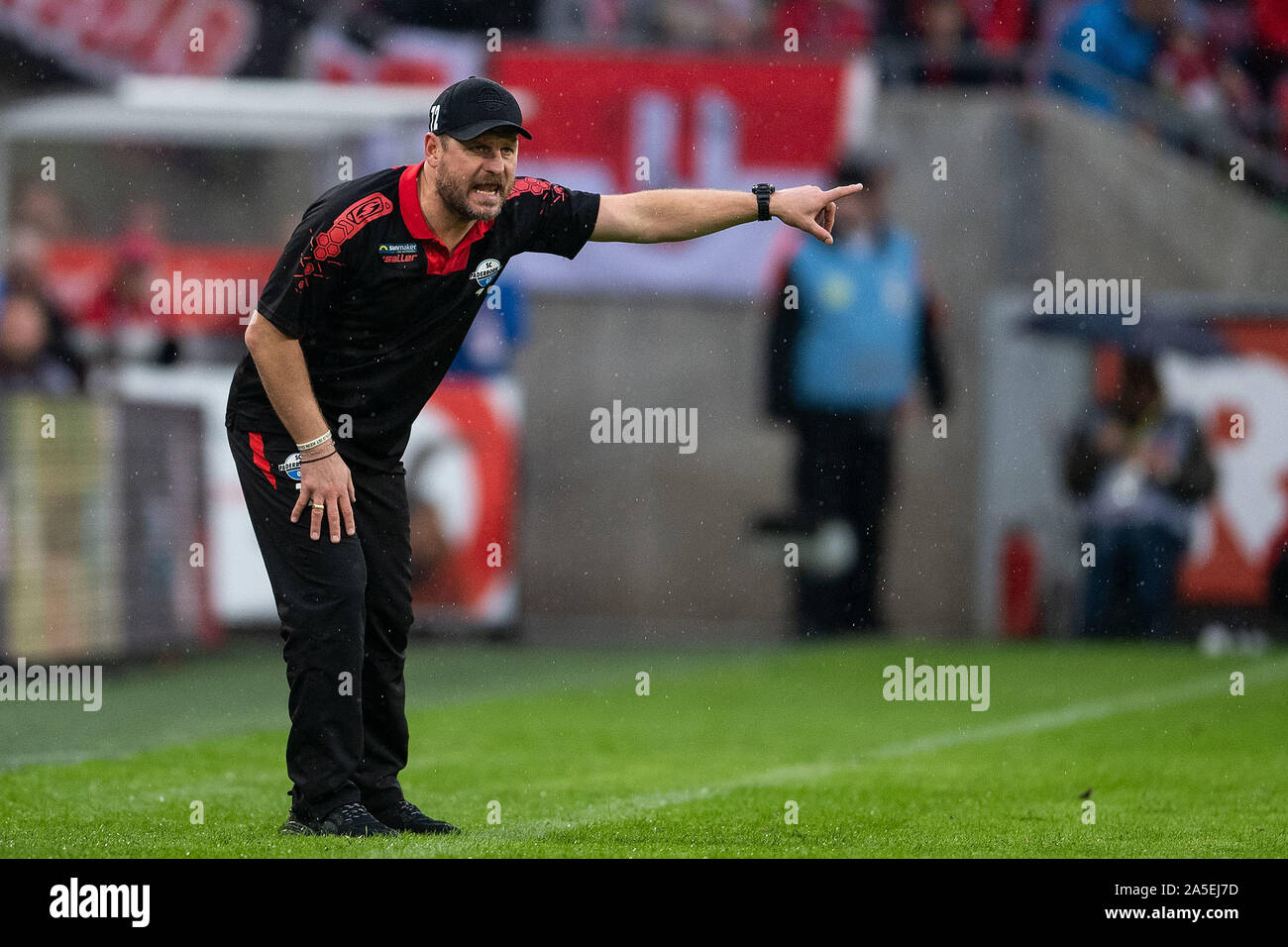 20. Oktober 2019, Nordrhein-Westfalen, Köln: Fußball: Bundesliga, 1.FC Köln - SC Paderborn 07, 8. Spieltag im RheinEnergieStadion. Paderborner trainer Steffen Baumgart gestikuliert auf der Seite. Foto: Marius Becker/dpa - WICHTIGER HINWEIS: In Übereinstimmung mit den Anforderungen der DFL Deutsche Fußball Liga oder der DFB Deutscher Fußball-Bund ist es untersagt, zu verwenden oder verwendet Fotos im Stadion und/oder das Spiel in Form von Bildern und/oder Videos - wie Foto Sequenzen getroffen haben. Stockfoto