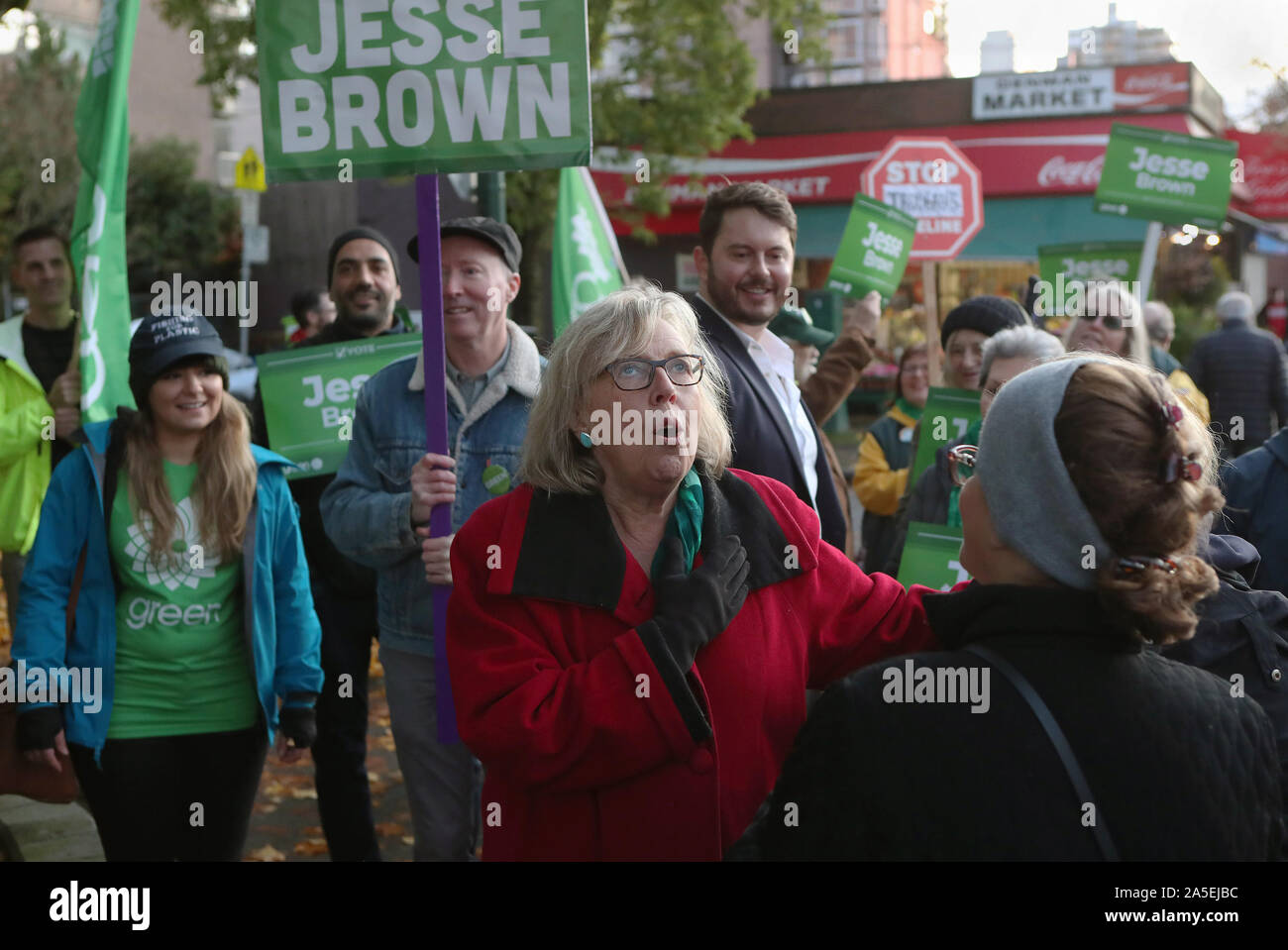 Vancouver, Kanada. Okt, 2019 20. Canadian Green Parteichef Elizabeth Mai (Mitte) verbindet Vancouver Center Kandidat Jesse Brown (Hinten, R) sprechen auf Bestandteile an der English Bay und auf der Denman Street im West End, Vancouver, British Columbia, 19. Oktober 2019 bei einem Tag der Bundestagswahl Wahlkampf in Vancouver. Wahltag ist 21. Oktober 2019. Foto von Heinz Ruckemann/UPI Quelle: UPI/Alamy leben Nachrichten Stockfoto