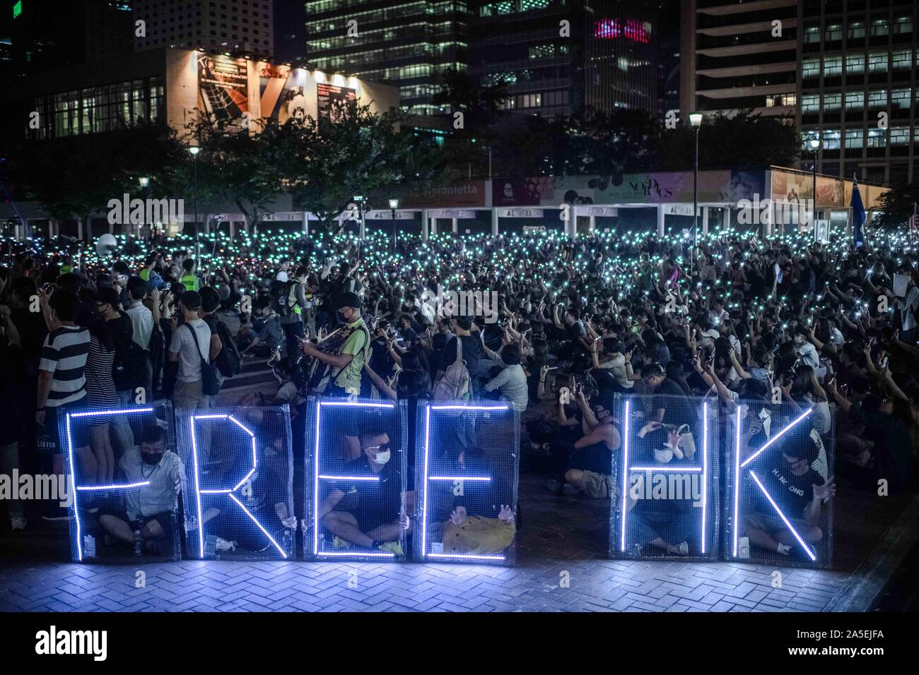 Hongkong, China. Okt, 2019 19. Neonlicht sagen, HK, während der Demonstration. Die Menschen in Hongkong Aufruf zur Internationalen SOS und die Menschheit Hilfe in Edinburgh Hotel, zentral in einer Demonstration gegen die Anti-mask Recht. Hong Kong's Chief Executive Carrie Lam aufgerufen, die Verwendung der Notfall Verordnungen Verordnung (ERO), mit denen die Regierung den Einsatz von Masken in öffentlichen Versammlungen zu verbieten. Credit: Ivan Abreu/SOPA Images/ZUMA Draht/Alamy leben Nachrichten Stockfoto