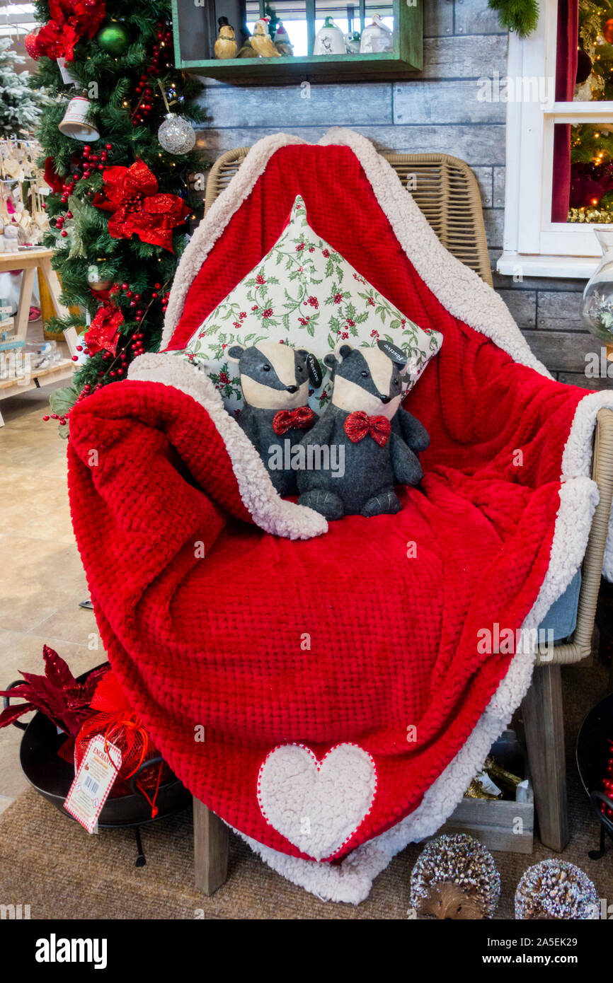 Festliche Darstellung von Weihnachten waren und Möbeln in Rot, Weiß und Grün in einem Store Deutschland Stockfoto