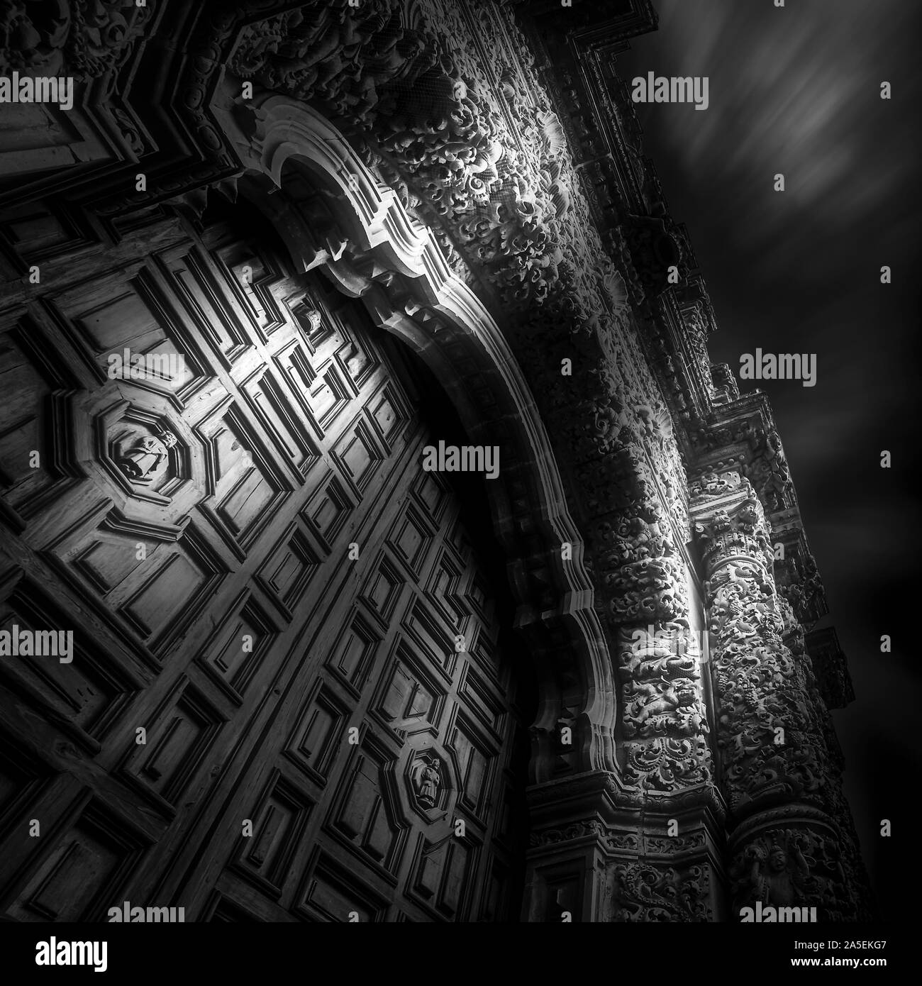 Tür von der barocken Kathedrale Notre-Dame der Annahme in der historischen Altstadt von Zacatecas, Mexiko. Stockfoto