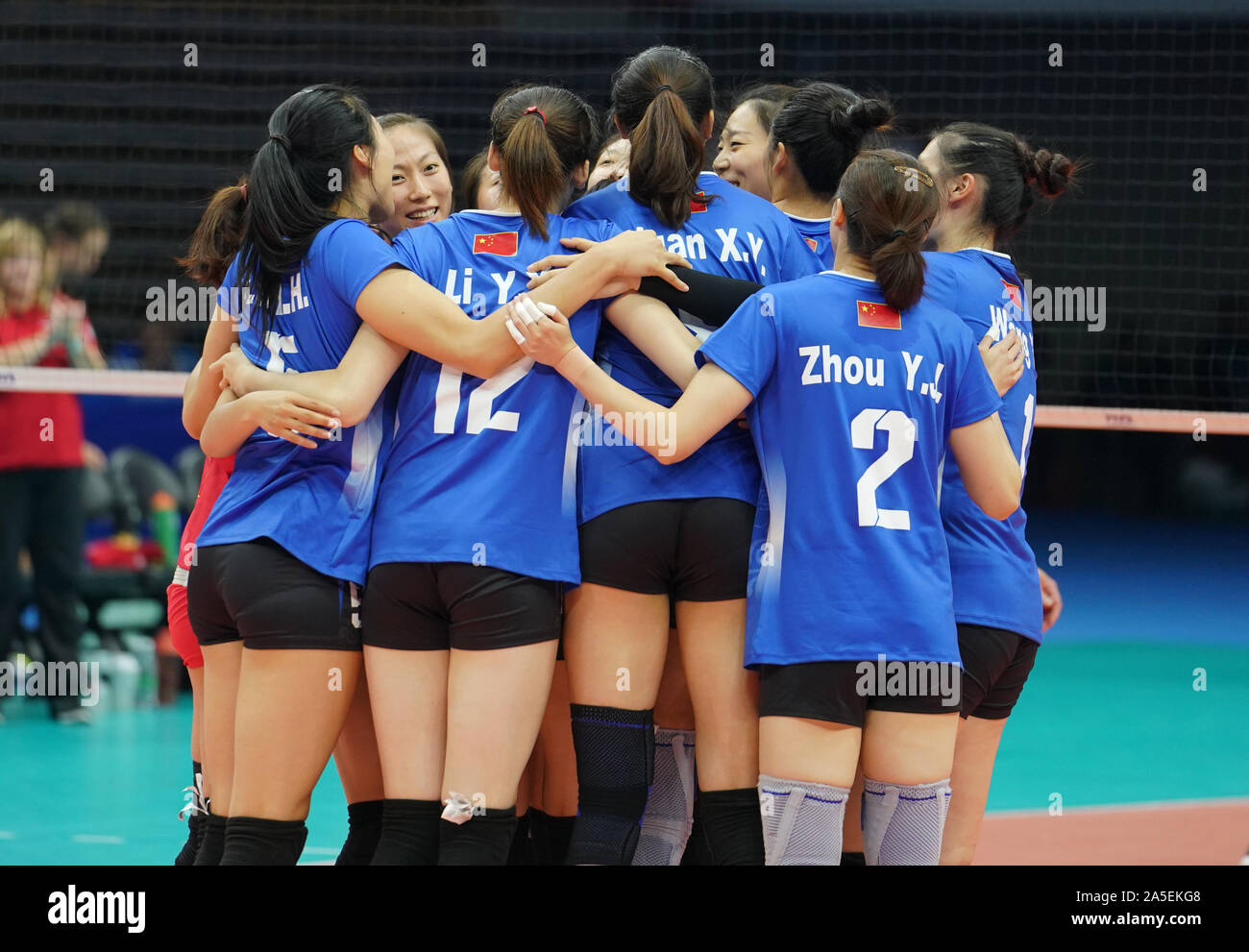 Wuhan, China. Okt, 2019 20. Spieler aus China feiern nach dem Sieg der Frauen Volleyball Vorrunde Gruppe 3 ein Match zwischen China und Kanada an der 7. internationalen militärischen Sports Council (CISM) Military World Games in Wuhan, der Hauptstadt der Provinz Hubei in Zentralchina, Okt. 20, 2019. Credit: Wang Dongzhen/Xinhua/Alamy leben Nachrichten Stockfoto