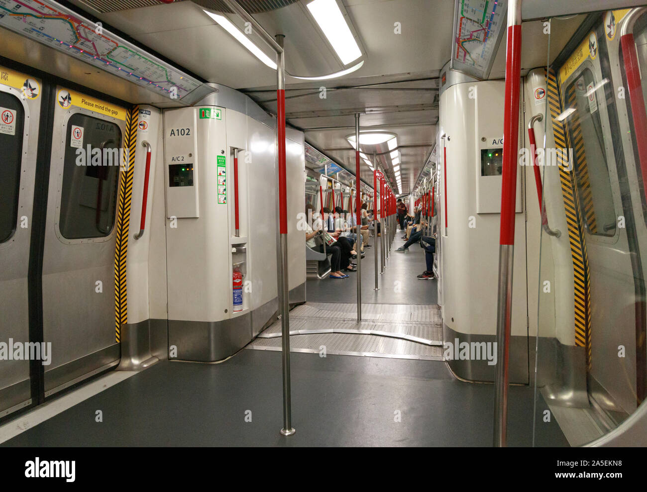 HONG KONG SAR, China, 17. September 2019. Sitzende Fahrgäste in einer ruhigen U-Bahn der Insel Hong Kong MTR-Linie. Stockfoto