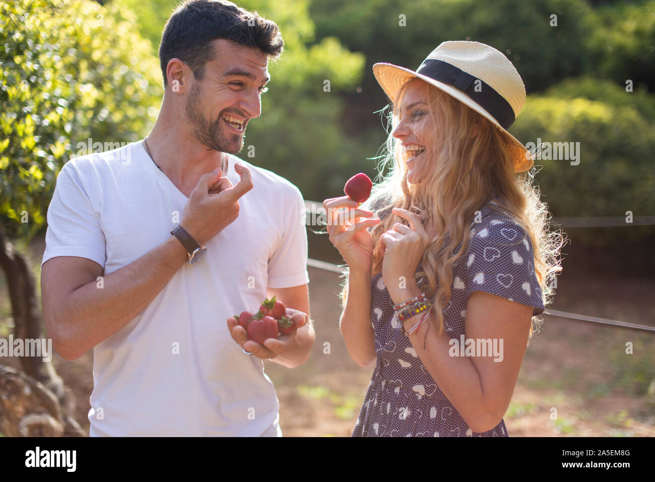 Glückliche junge temperamentvolle paar Scherzen auf Picknick in der Natur Stockfoto