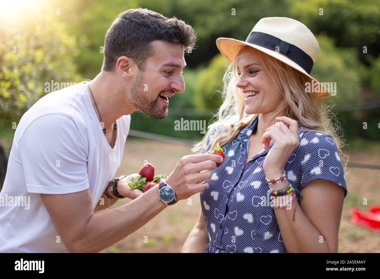 Junger Mann Scherz mit Freundin auf Picknick in der Natur Stockfoto