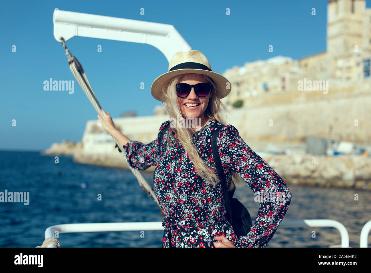 Glückliche junge 20s Blonde reisenden Frau zum Ziel am Mittelmeer ankommen Stockfoto