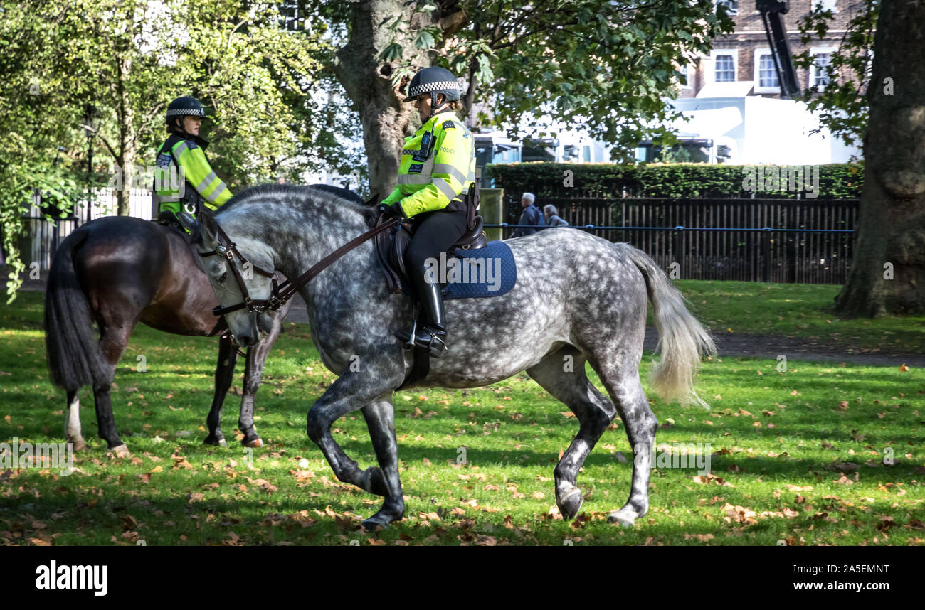 Westminster, London, 19. Oktober 2019. Völker stimmen. Metropolitan Police Officer montiert. Stockfoto