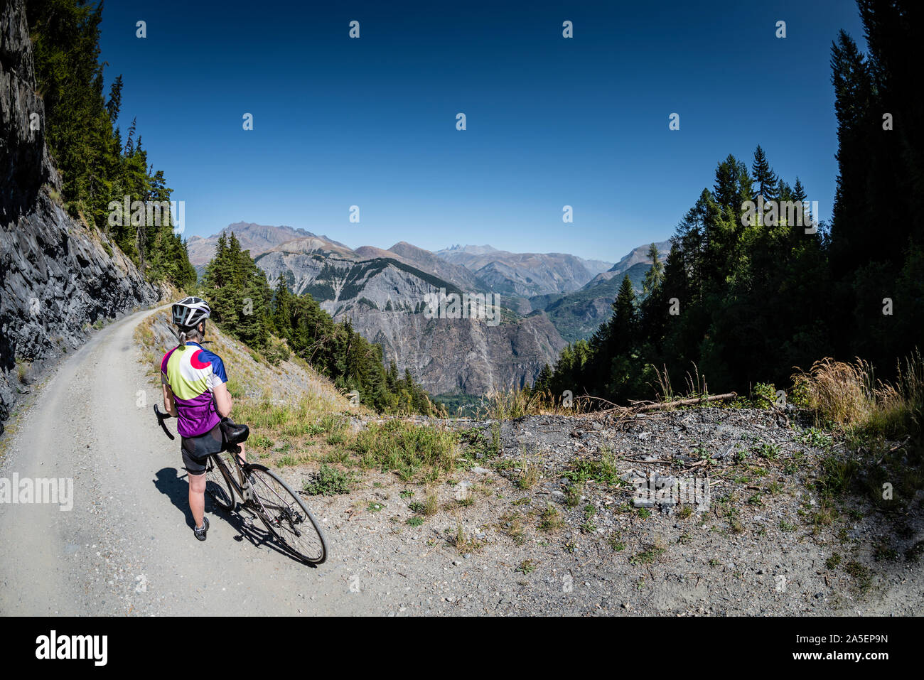 Reife weibliche Radfahrer, Villard Notre Dame, Oisans, Französischen Alpen. Stockfoto