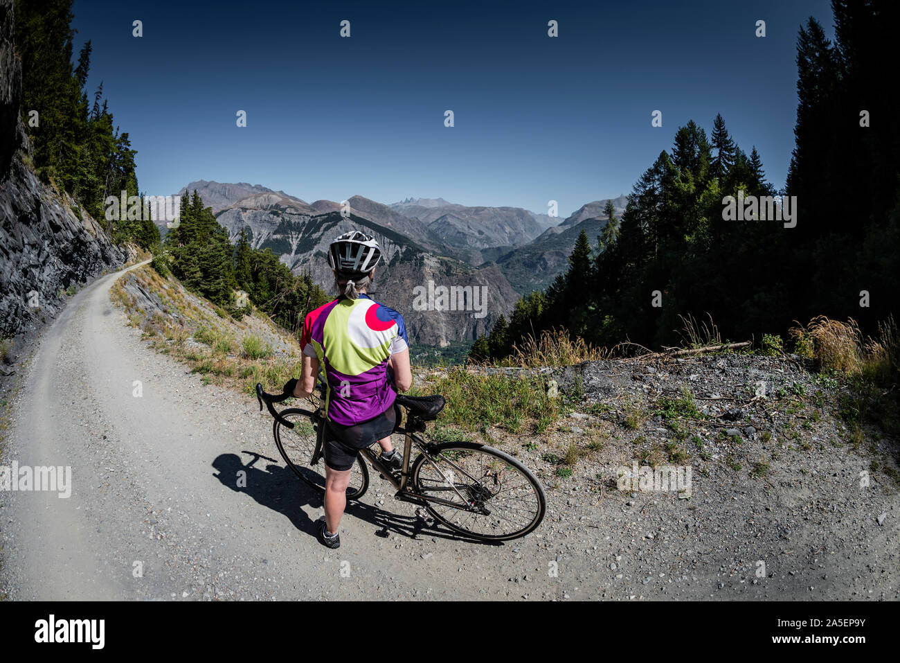 Reife weibliche Radfahrer, Villard Notre Dame, Oisans, Französischen Alpen. Stockfoto