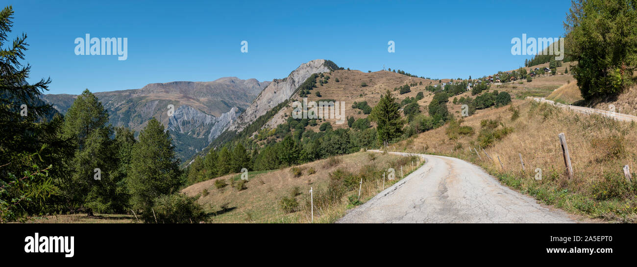 Die Straße, die in das Tal von Villard-Reymond, Oisans, Departement Isère, Frankreich. Stockfoto